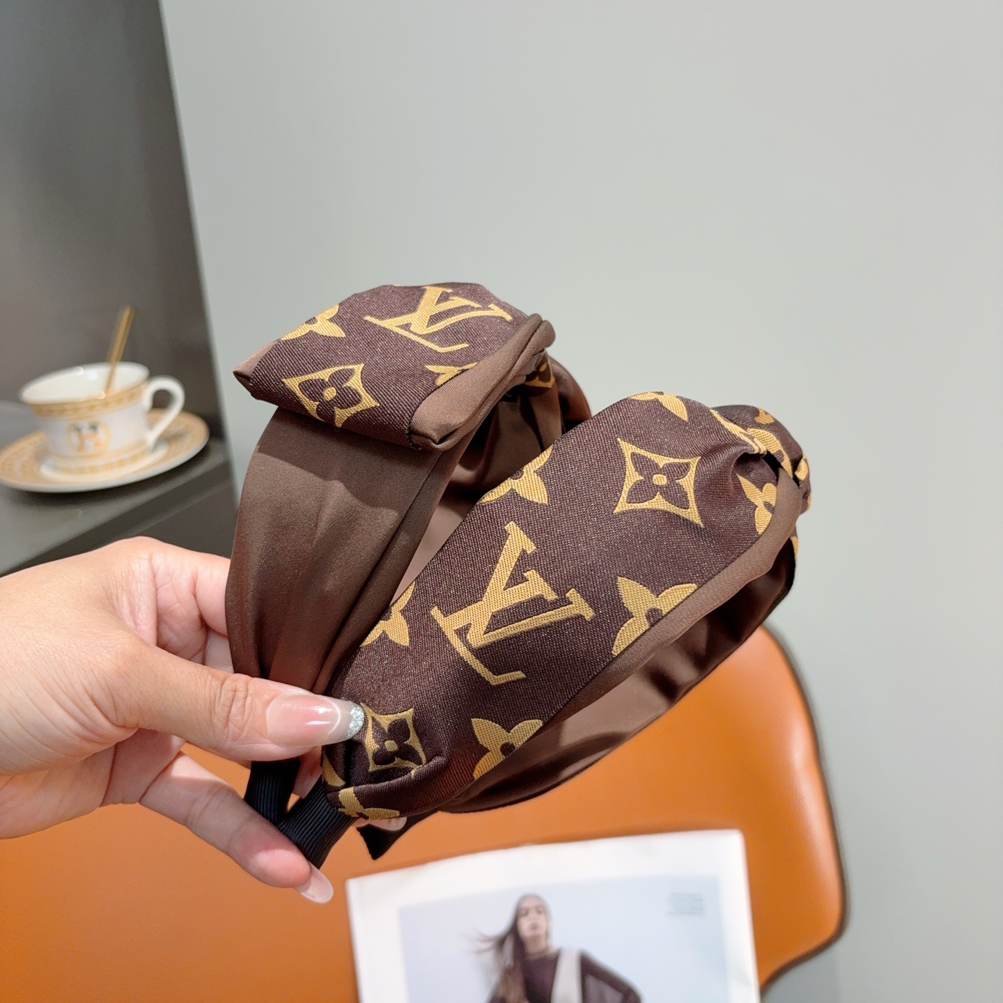 NO:920622,With packaging LV Louis Vuitton classic new presbyopic headband, fashionable wide-brimmed middle knot headband hairpin, hairpin, louis vuitton, louis vuitton, hairpins19860909配包装 LV 路易威登 经典新款老花发箍,时尚宽边中间结头箍发夹,发夹,louis vuitton,louis vuitton,hairpins,accessory