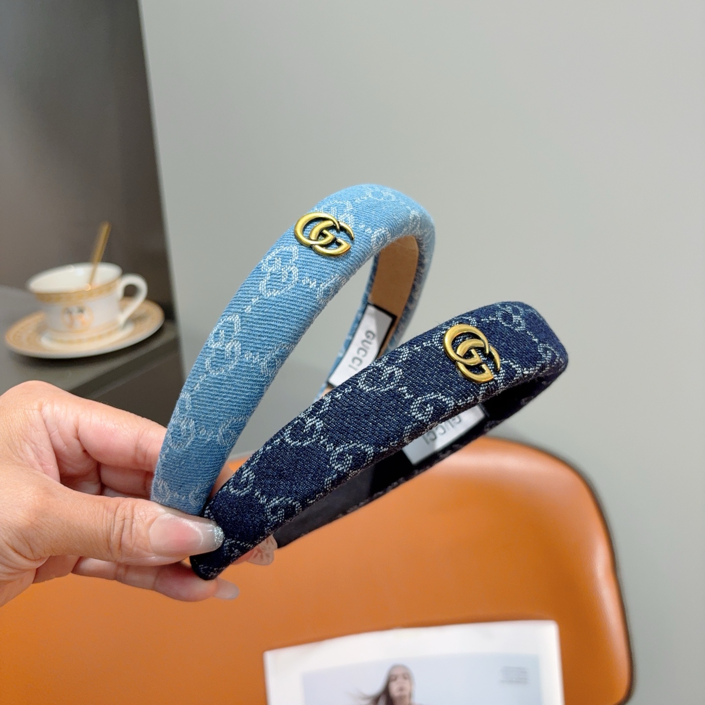 NO:920624,Comes with packaging Gucci classic denim presbyopic wide-brimmed headband, a must-have item for goddesses when going out, very versatile and fashionable!  hairpins,hairpins,gucci,hairpins19860909配包装 Gucci古奇 经典牛仔布老花宽边发箍,女神外出必备单品,非常百搭,时尚潮流！发夹,发夹,gucci,hairpins,accessory
