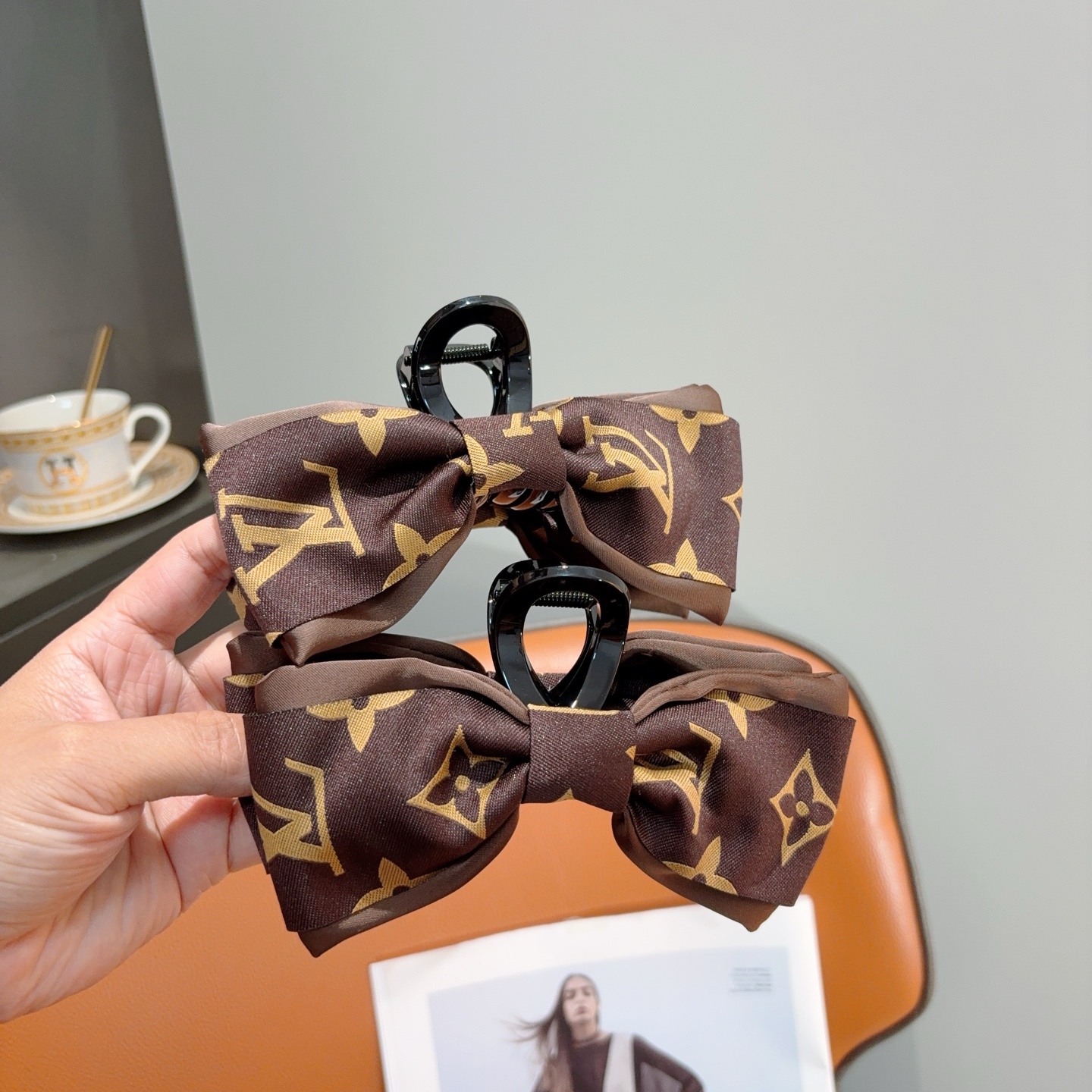 NO:920628,Comes with packaging LV (Louis Vuitton) new classic presbyopia large clip, duckbill hair clip, with letter logo, super exquisite and versatile!  hairpins,hairpins,louis vuitton,louis vuitton,hairpins19860909配包装 LV（路易威登） 新款经典老花大抓夹 鸭嘴夹发夹,搭配字母logo, 超精致百搭！发夹,发夹,louis vuitton,louis vuitton,hairpins,accessory