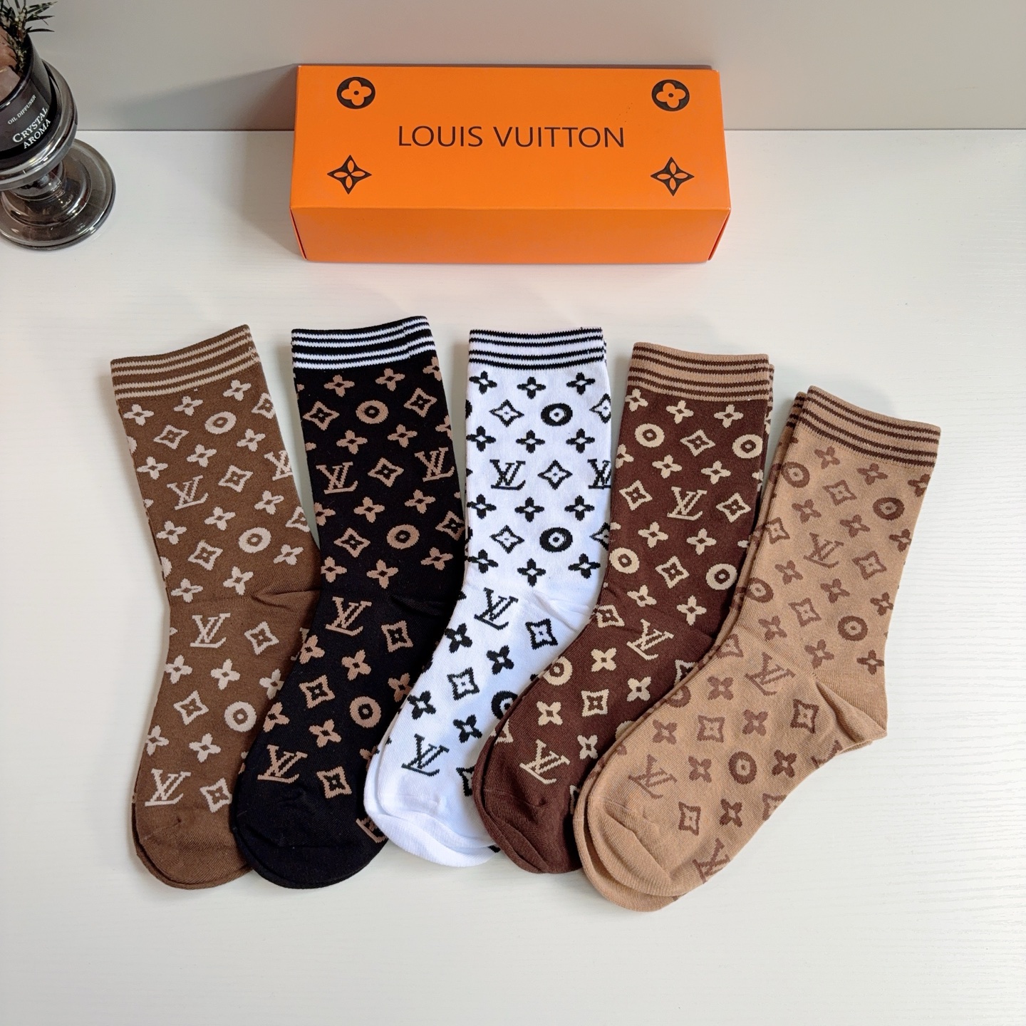 配包装（一盒5双）  🌟 LV 路易威登 超火爆小单品长筒袜子 经典字母logo袜子，个性时尚百搭款，你值得拥有哦💗