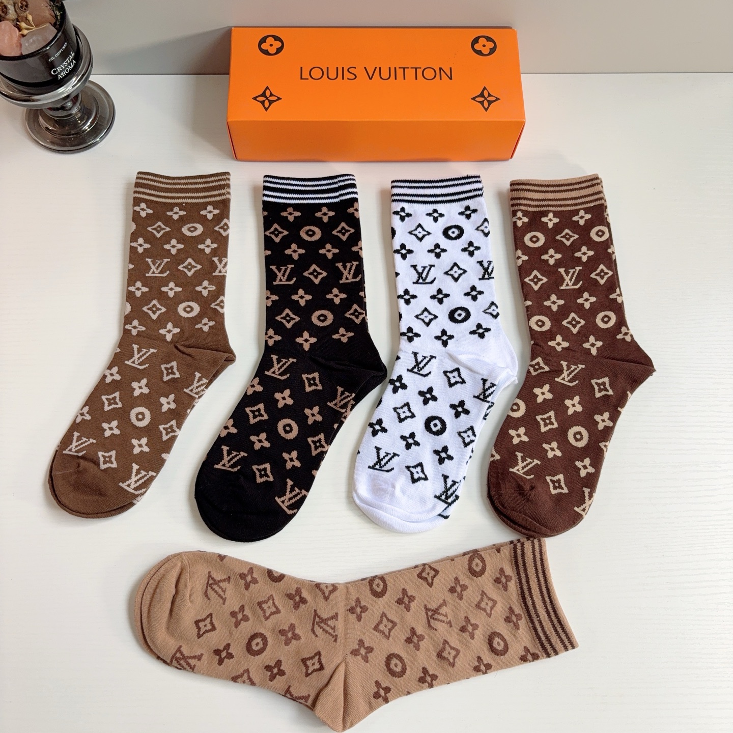 配包装（一盒5双）  🌟 LV 路易威登 超火爆小单品长筒袜子 经典字母logo袜子，个性时尚百搭款，你值得拥有哦💗