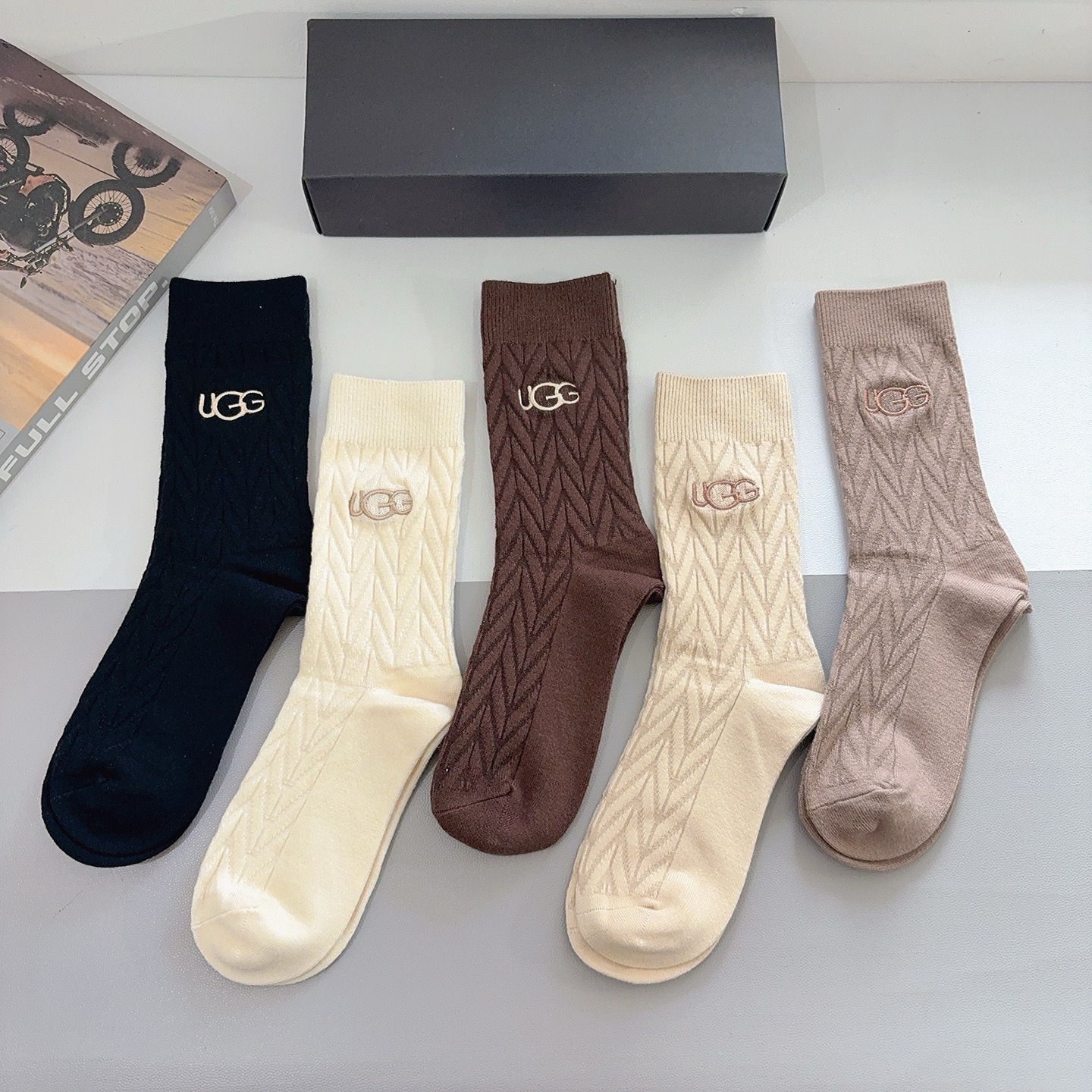 配包装【一盒5双】 UGG 高版本潮牌羊绒刺绣长筒袜子。潮人必不可少的时尚专柜代购长筒袜子 ，超好搭配