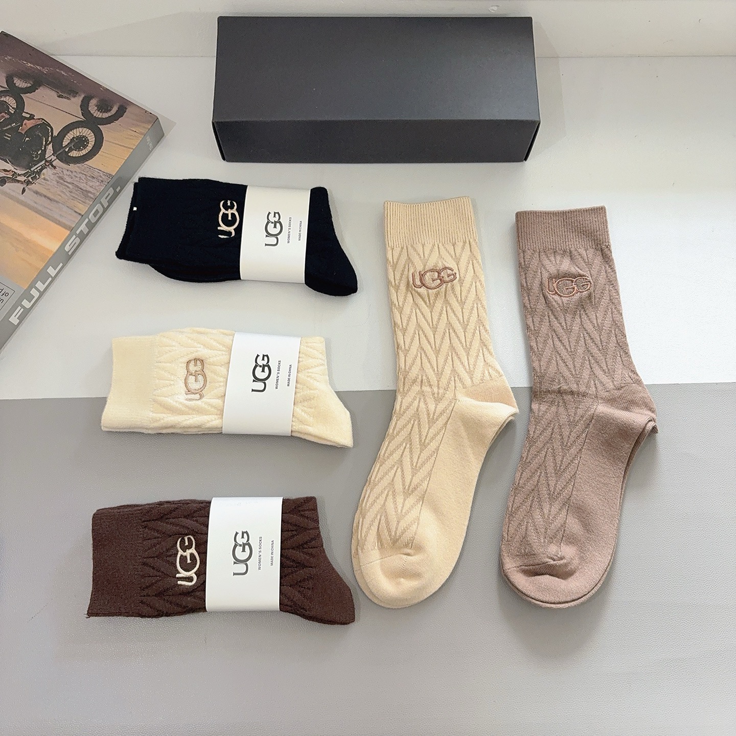 配包装【一盒5双】 UGG 高版本潮牌羊绒刺绣长筒袜子。潮人必不可少的时尚专柜代购长筒袜子 ，超好搭配