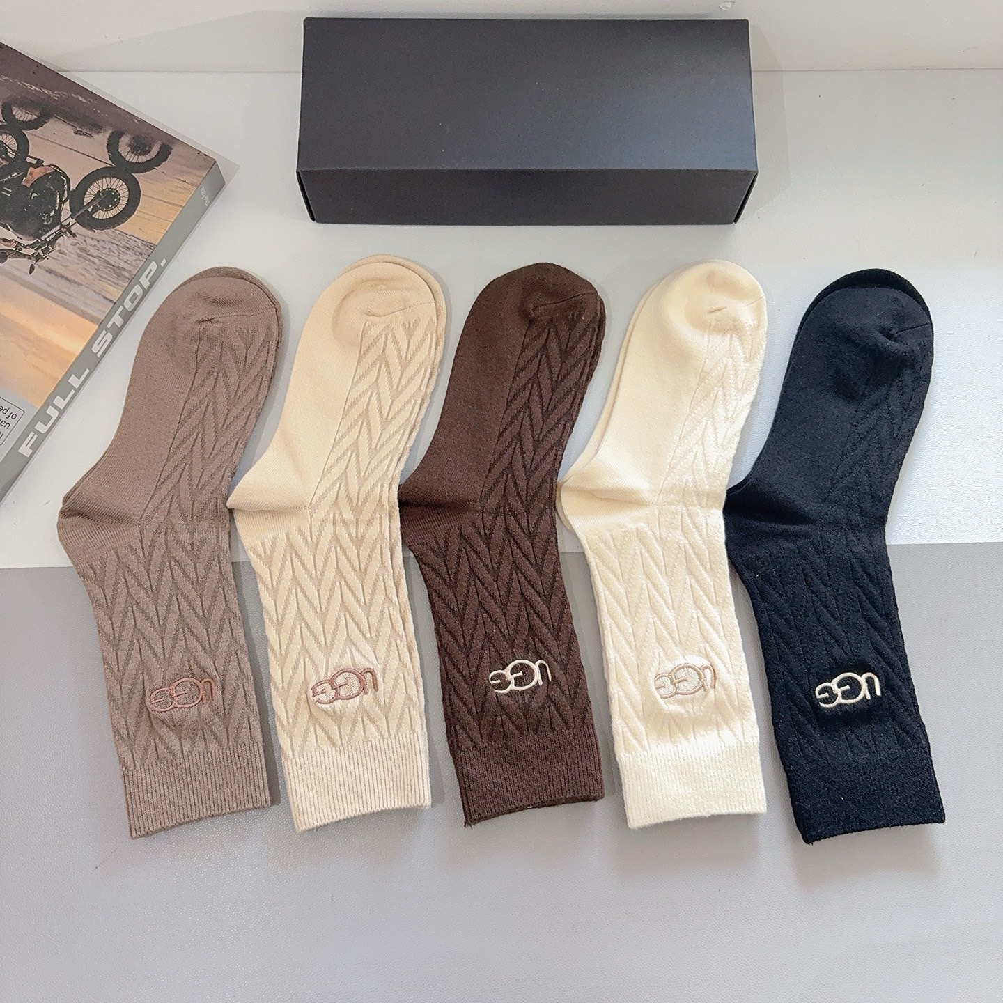 配包装【一盒5双】 UGG 高版本潮牌羊绒刺绣长筒袜子。潮人必不可少的时尚专柜代购长筒袜子 ，超好搭配
