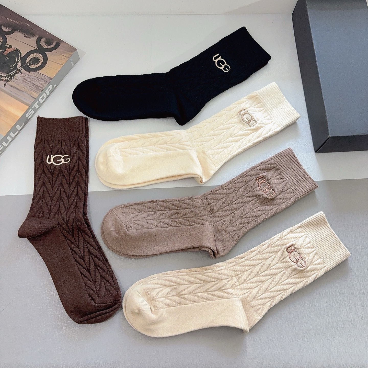 配包装【一盒5双】 UGG 高版本潮牌羊绒刺绣长筒袜子。潮人必不可少的时尚专柜代购长筒袜子 ，超好搭配