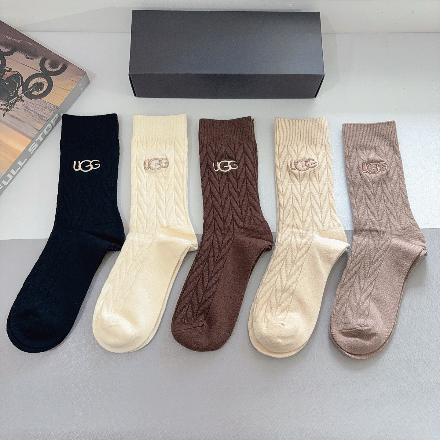 配包装【一盒5双】 UGG 高版本潮牌羊绒刺绣长筒袜子。潮人必不可少的时尚专柜代购长筒袜子 ，超好搭配