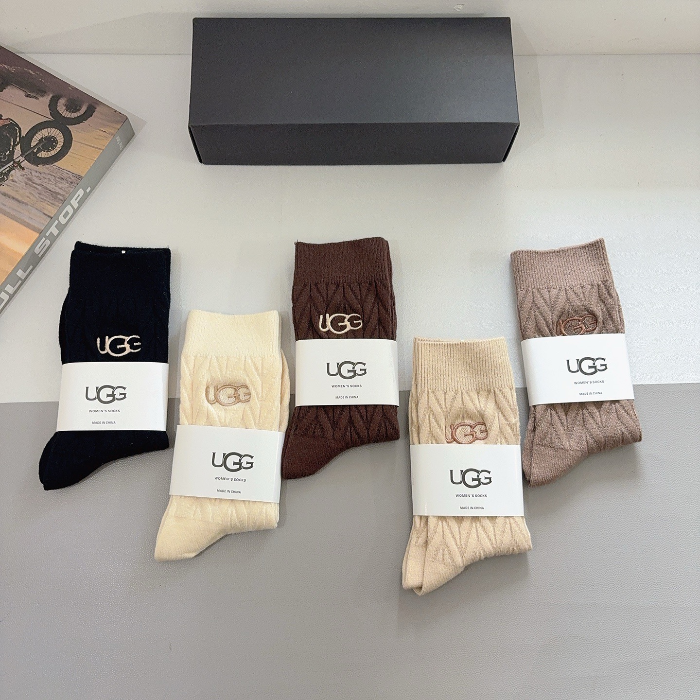配包装【一盒5双】 UGG 高版本潮牌羊绒刺绣长筒袜子。潮人必不可少的时尚专柜代购长筒袜子 ，超好搭配