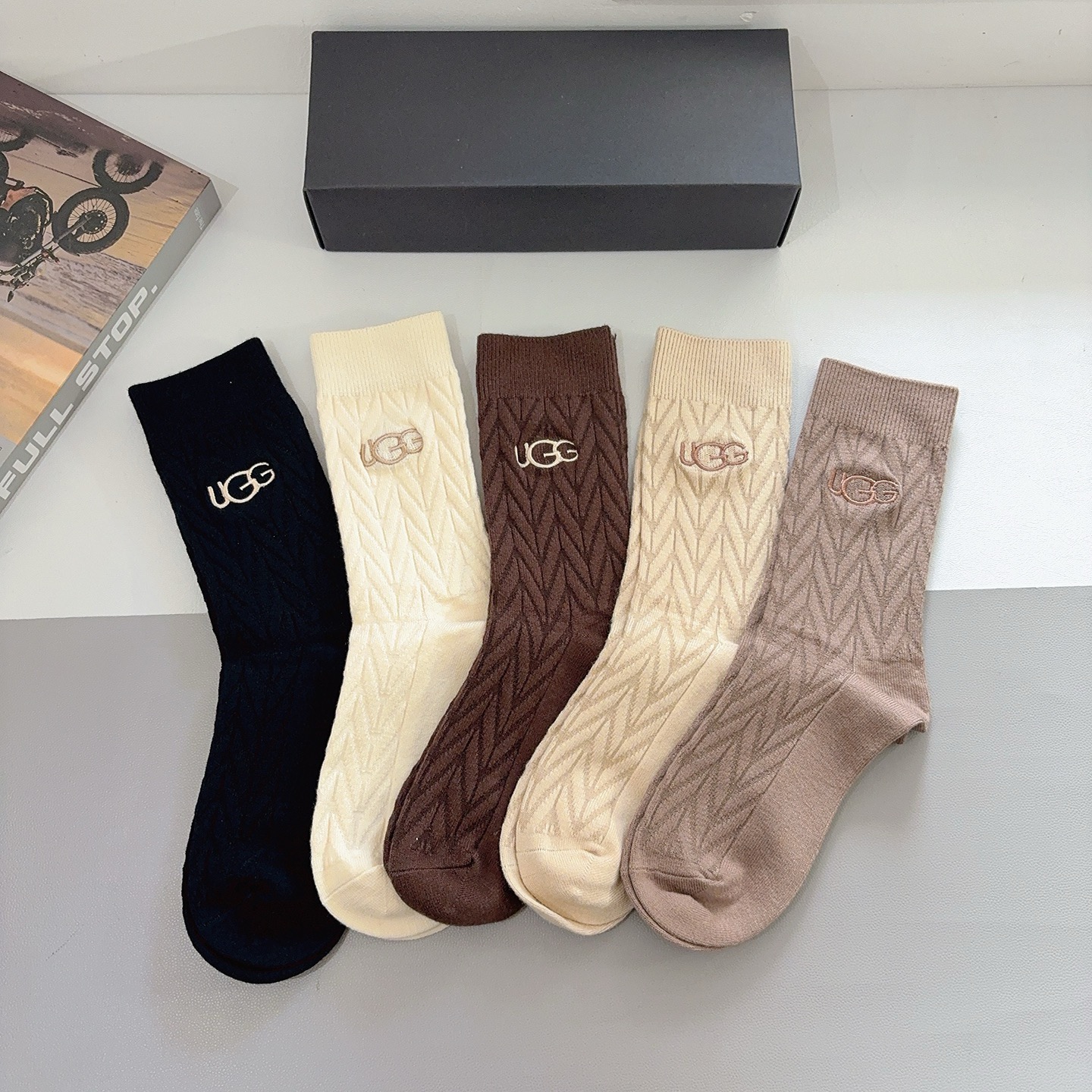 配包装【一盒5双】 UGG 高版本潮牌羊绒刺绣长筒袜子。潮人必不可少的时尚专柜代购长筒袜子 ，超好搭配