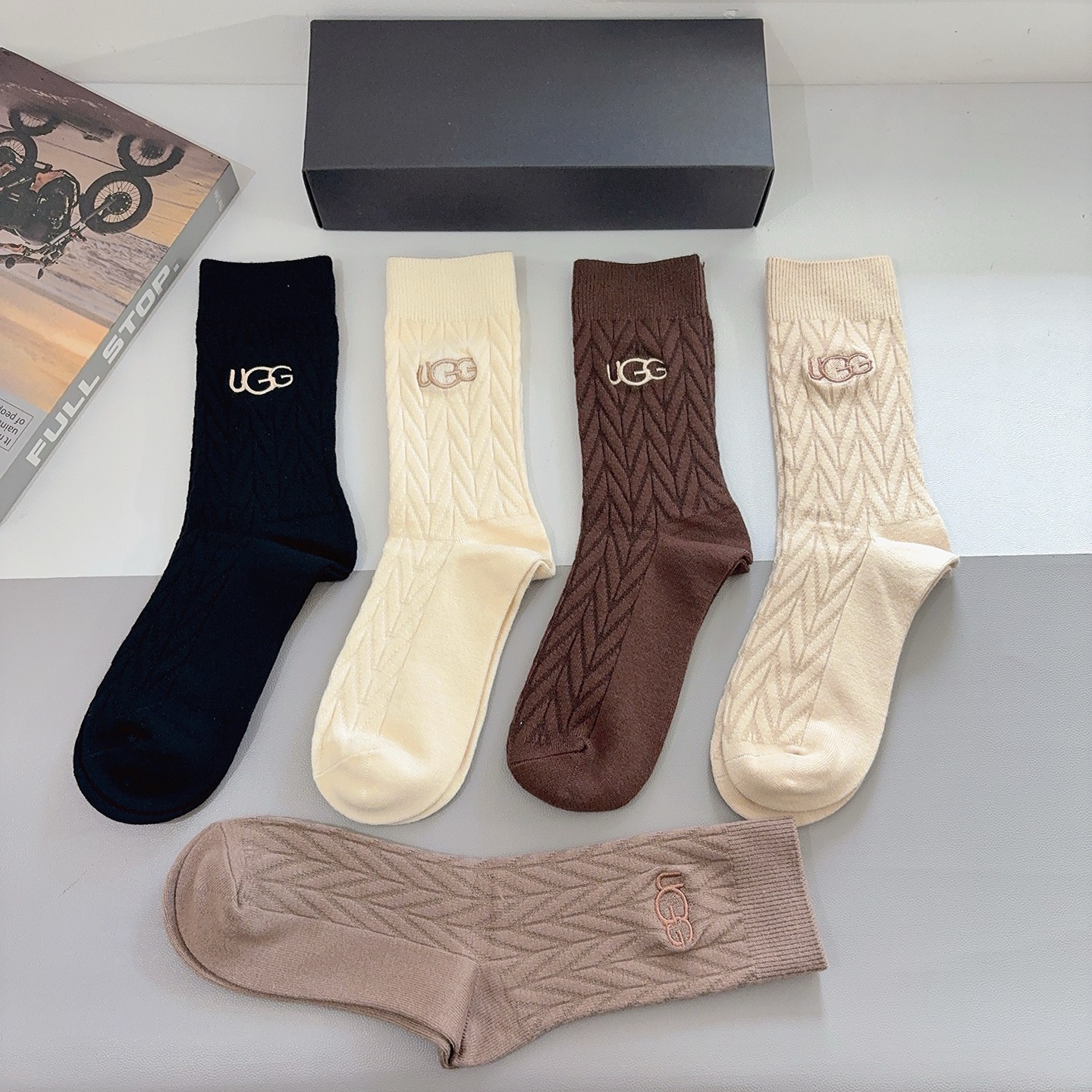 配包装【一盒5双】 UGG 高版本潮牌羊绒刺绣长筒袜子。潮人必不可少的时尚专柜代购长筒袜子 ，超好搭配