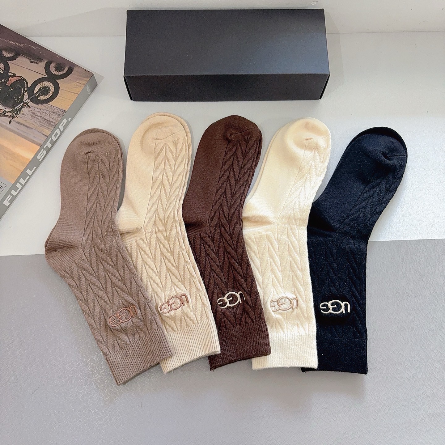 配包装【一盒5双】 UGG 高版本潮牌羊绒刺绣长筒袜子。潮人必不可少的时尚专柜代购长筒袜子 ，超好搭配