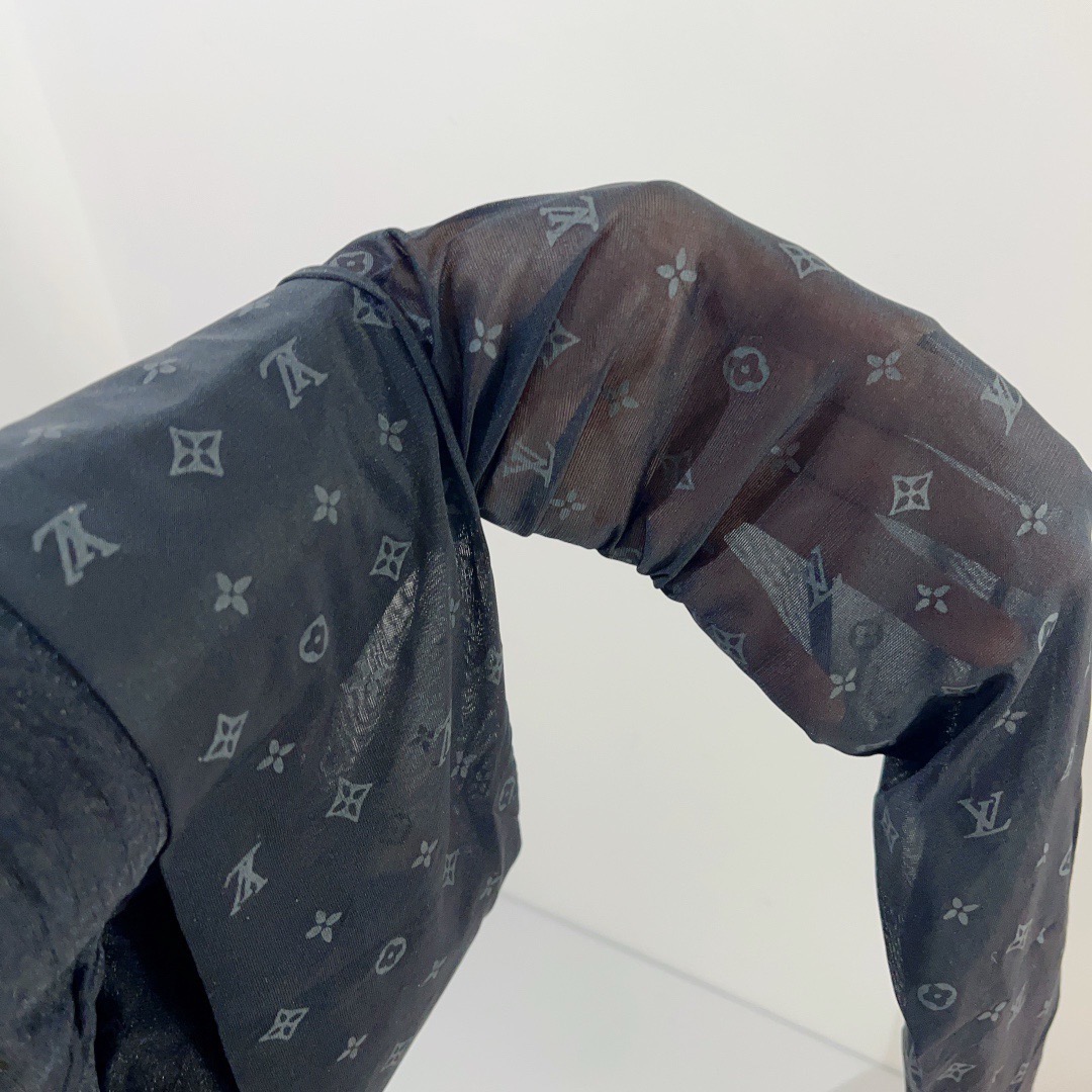 配包装（一盒1双） LV 路易威登 爆款字母袜子 连裤袜🌟好看到爆炸 ，欧美大牌丝袜。 🌟潮人秋冬必备单品 ，搭配起来超