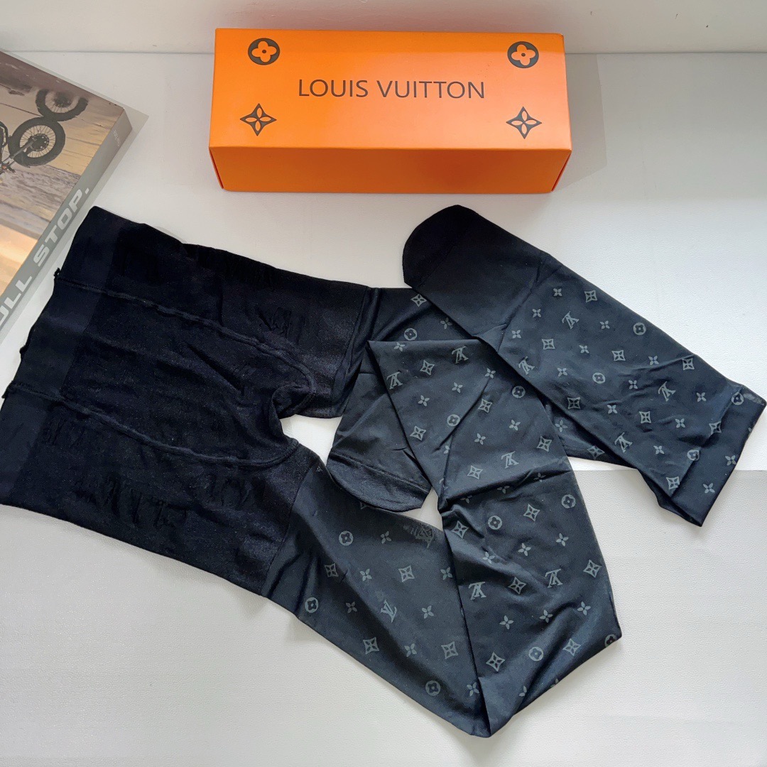 配包装（一盒1双） LV 路易威登 爆款字母袜子 连裤袜🌟好看到爆炸 ，欧美大牌丝袜。 🌟潮人秋冬必备单品 ，搭配起来超