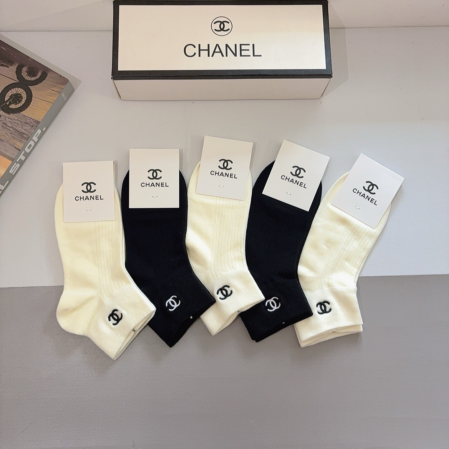 配包装（一盒5双）  CHANEL 香奈儿新款刺绣纯棉袜子 经典字母logo船袜，个性时尚百搭款，！超柔软材质，舒适透气