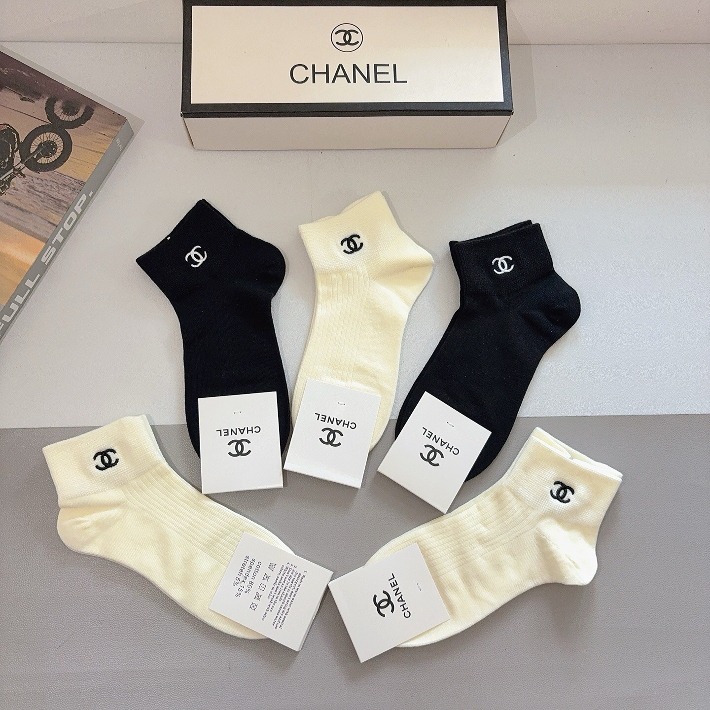 配包装（一盒5双）  CHANEL 香奈儿新款刺绣纯棉袜子 经典字母logo船袜，个性时尚百搭款，！超柔软材质，舒适透气