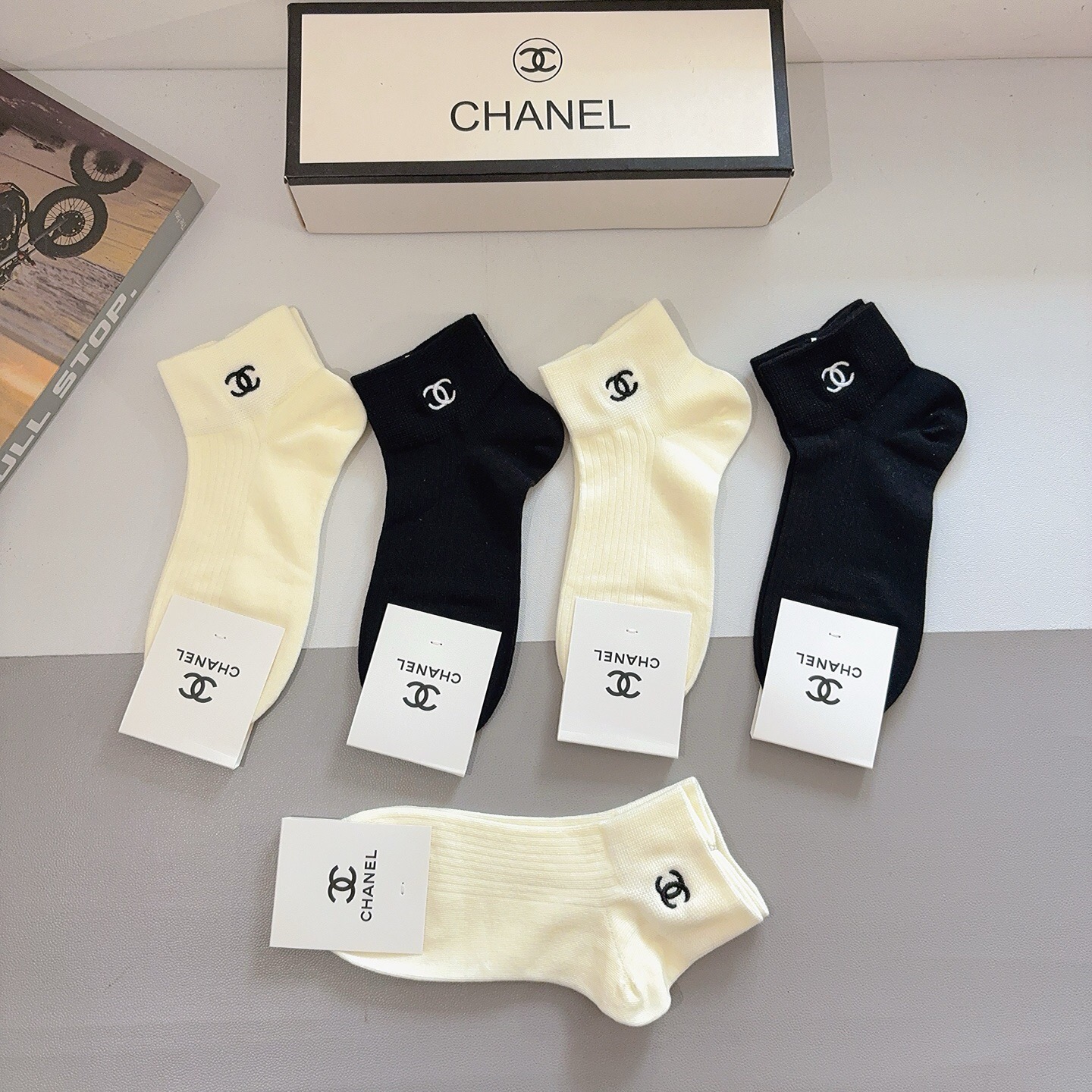 配包装（一盒5双）  CHANEL 香奈儿新款刺绣纯棉袜子 经典字母logo船袜，个性时尚百搭款，！超柔软材质，舒适透气