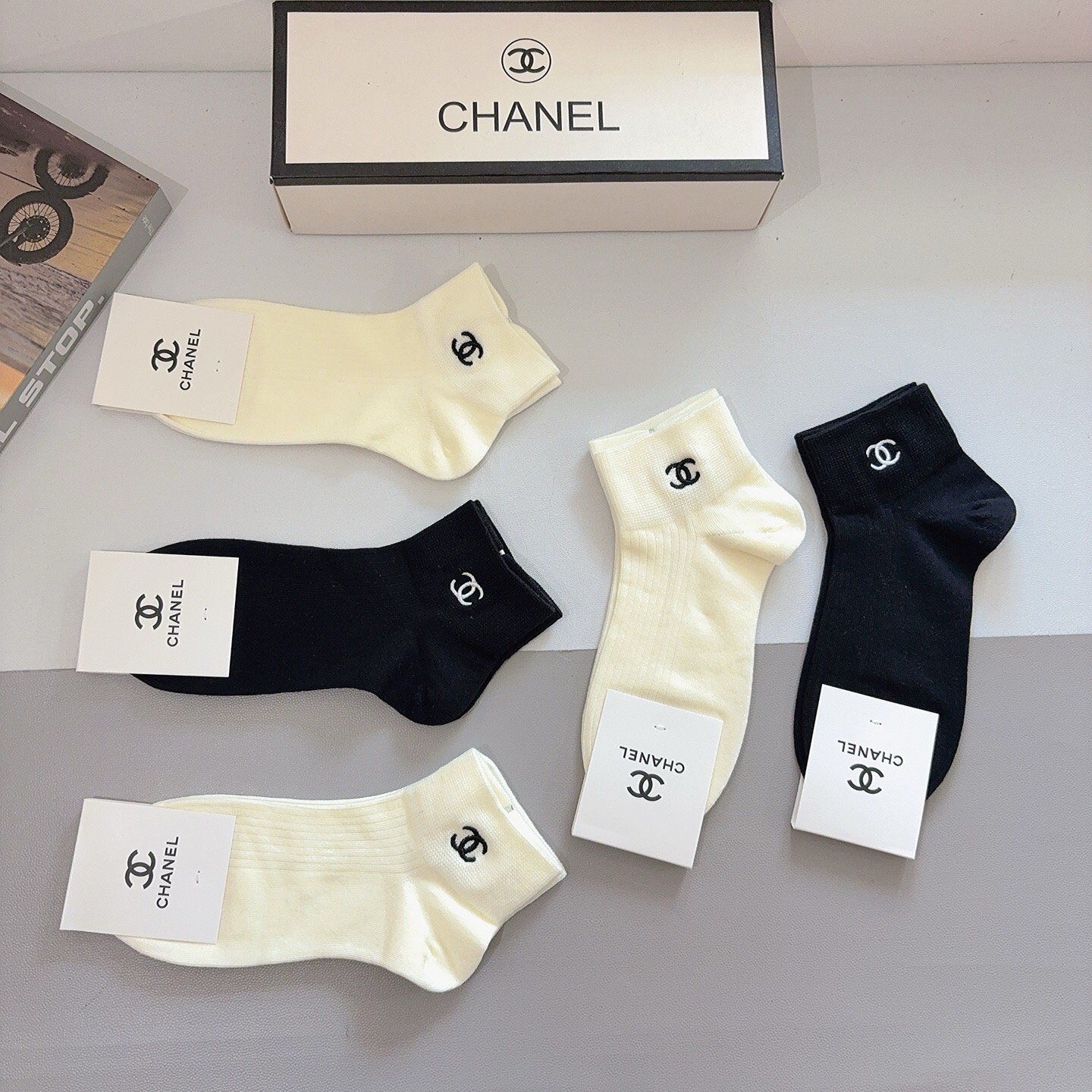 配包装（一盒5双）  CHANEL 香奈儿新款刺绣纯棉袜子 经典字母logo船袜，个性时尚百搭款，！超柔软材质，舒适透气