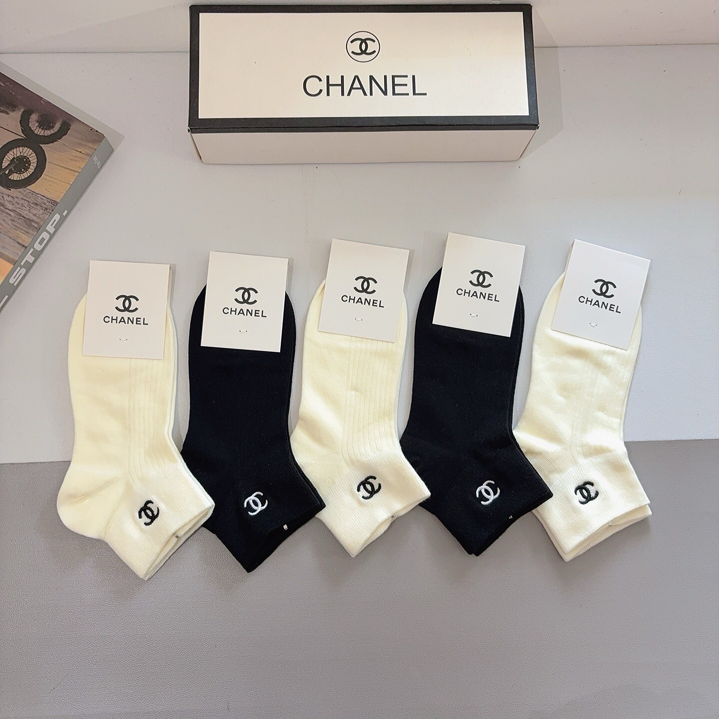 配包装（一盒5双）  CHANEL 香奈儿新款刺绣纯棉袜子 经典字母logo船袜，个性时尚百搭款，！超柔软材质，舒适透气