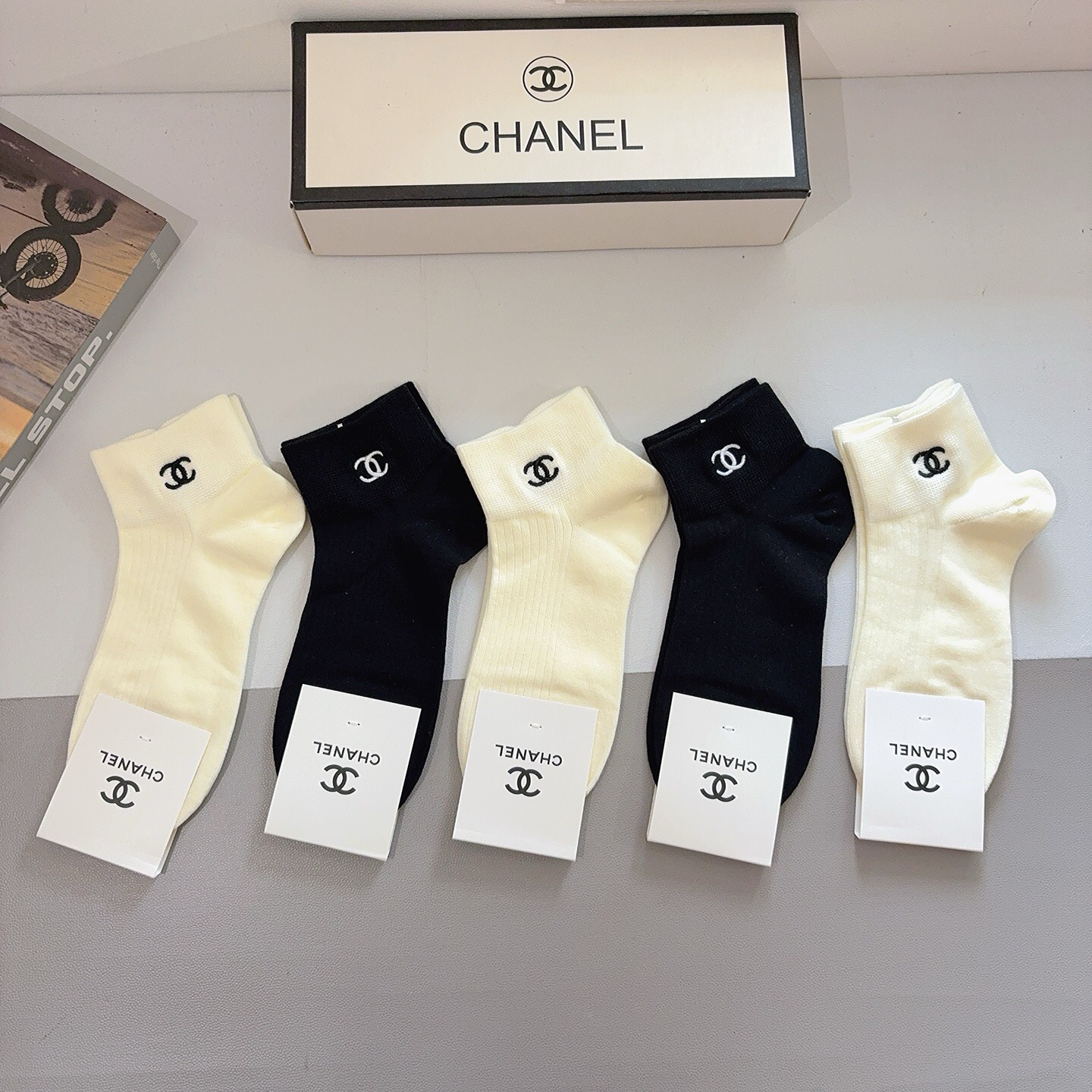 配包装（一盒5双）  CHANEL 香奈儿新款刺绣纯棉袜子 经典字母logo船袜，个性时尚百搭款，！超柔软材质，舒适透气