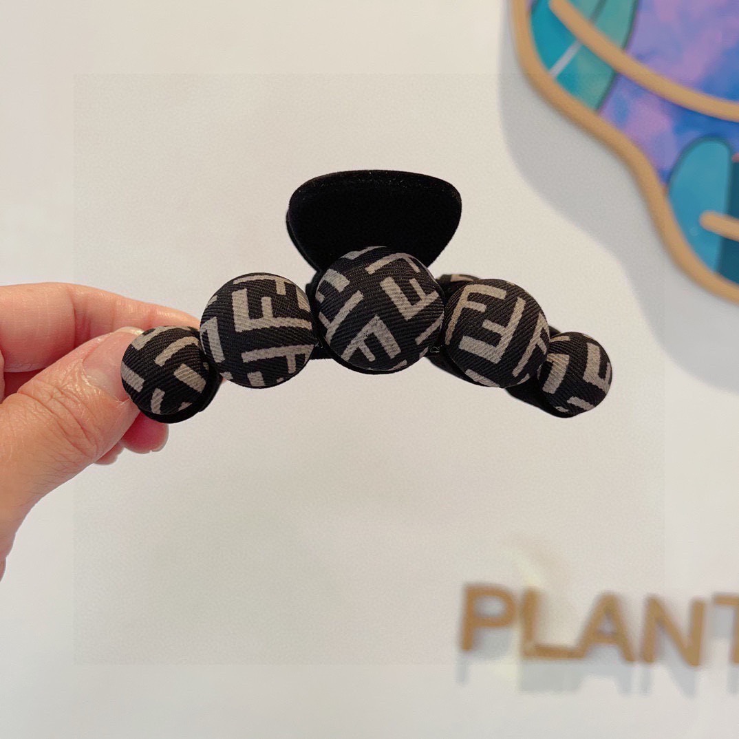 NO:941252,Comes with packaging FENDI (Fendi) new hairpin, acrylic clip, super exquisite edges, a must-have item for goddesses, very versatile and fashionable!  hairpins,hairpins,fendi,fendi,hairpins19860909配包装 FENDI（芬迪）新款发夹,亚克力抓夹,超精美边,女神必备单品,非常百搭,时尚潮流！发夹,发夹,fendi,fendi,hairpins,accessory
