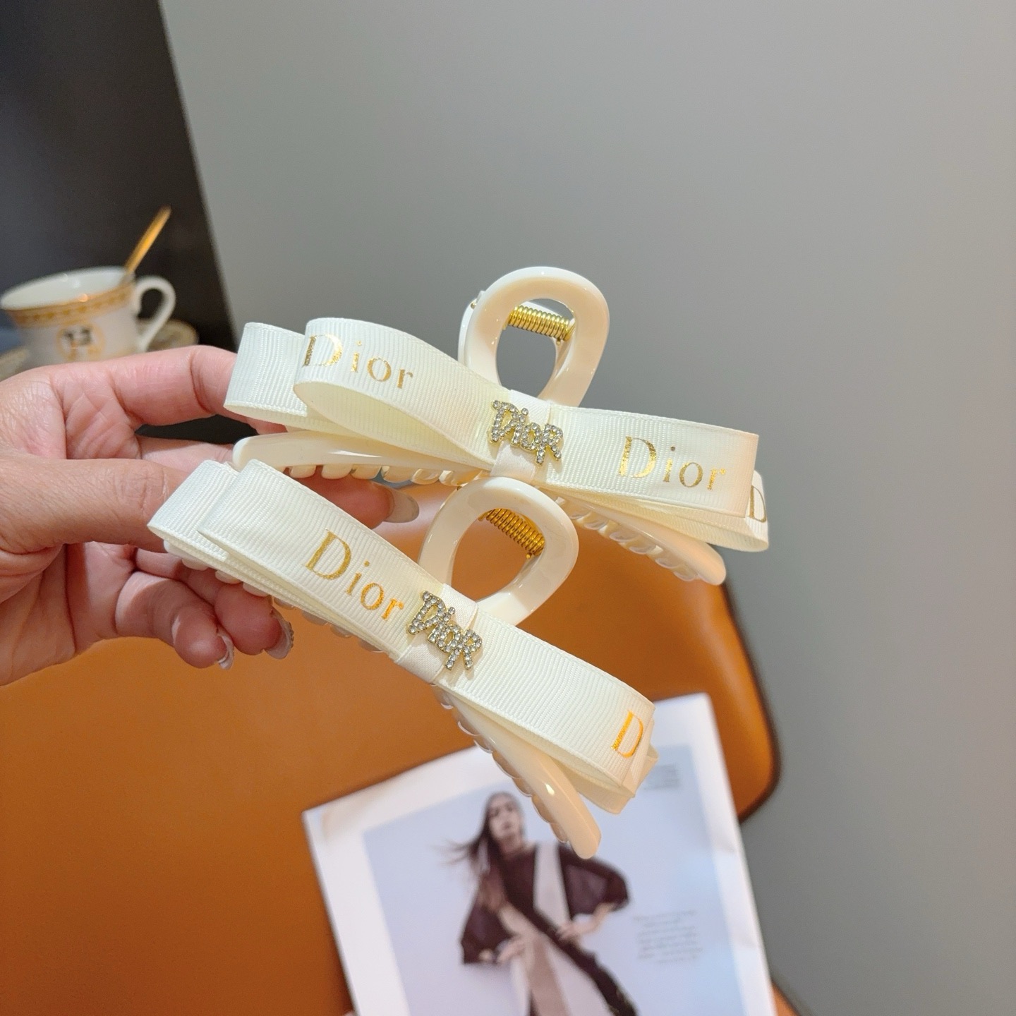 NO:941257,Comes with packaging Dior (Dior) new retro classic hairpin duckbill hairpin, with letter logo, super exquisite, will be popular if you reprint it!  Counter-shipped hairpins, hairpins, dior, dior, hairpins19860909配包装 Dior（迪奥） 新款复古经典抓夹 鸭嘴夹发夹,搭配字母logo, 超精致,转图必爆哈！专柜出货发夹,发夹,dior,dior,hairpins,accessory