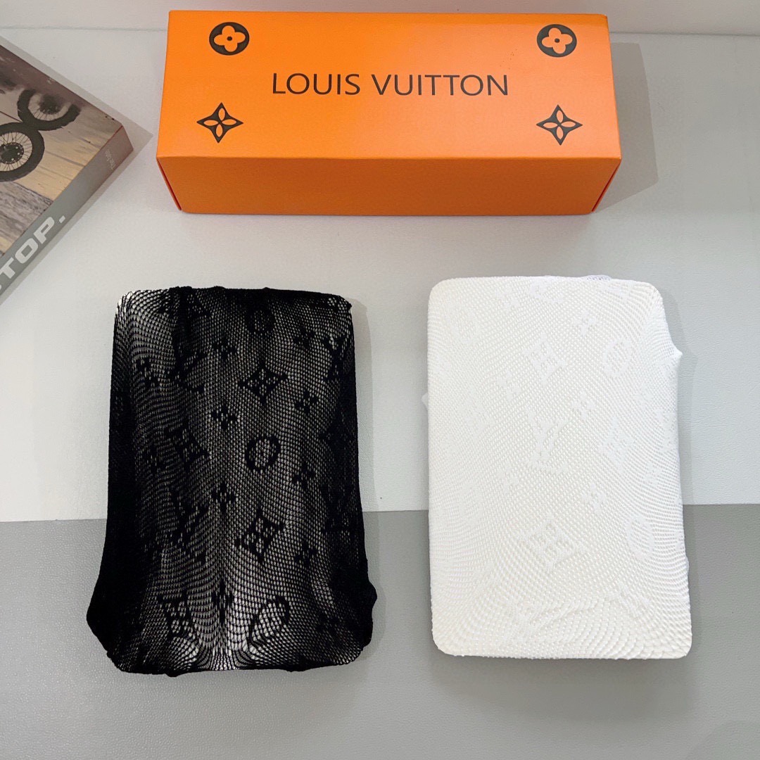 配包装（一盒1双） LV 路易威登 爆款字母袜子 连裤袜🌟好看到爆炸 ，欧美大牌丝袜🔥 🌟潮人秋冬必备单品 ，搭配起来超