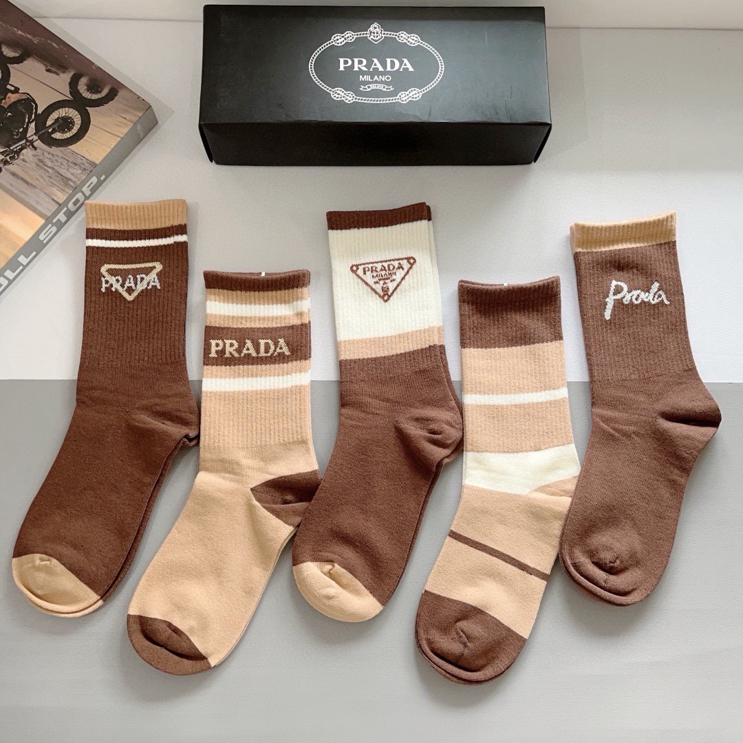 配包装（一盒5双） PRADA（普拉达） 新款高端纯棉材质小腿袜子！爆款三角标字母专柜同步长筒袜，💛大牌出街，潮人必备🔥