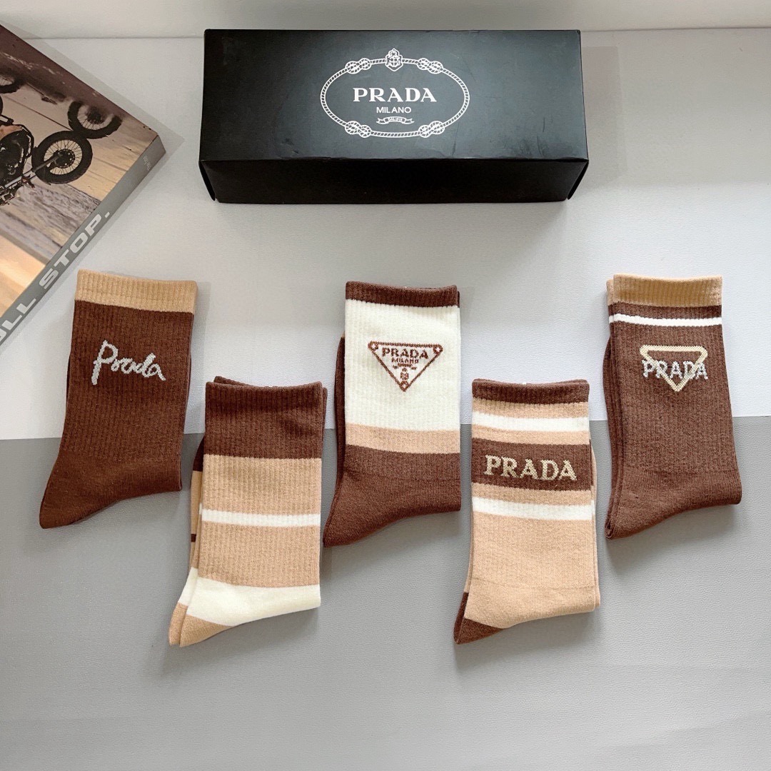 配包装（一盒5双） PRADA（普拉达） 新款高端纯棉材质小腿袜子！爆款三角标字母专柜同步长筒袜，💛大牌出街，潮人必备🔥