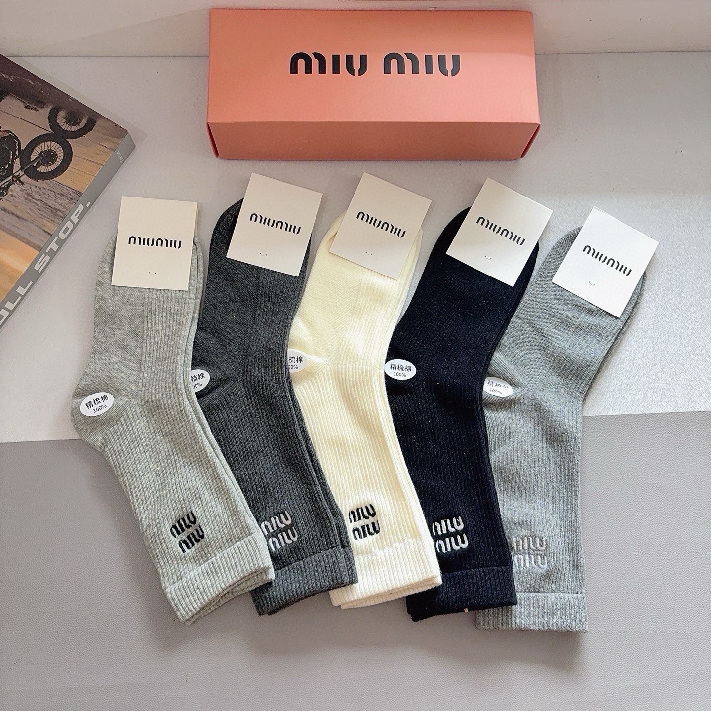 配包装（一盒5双） miumiu 缪缪 新款长筒刺绣纯棉面料，专柜同步长筒袜子，💛大牌出街，潮人必备🔥超好搭配！