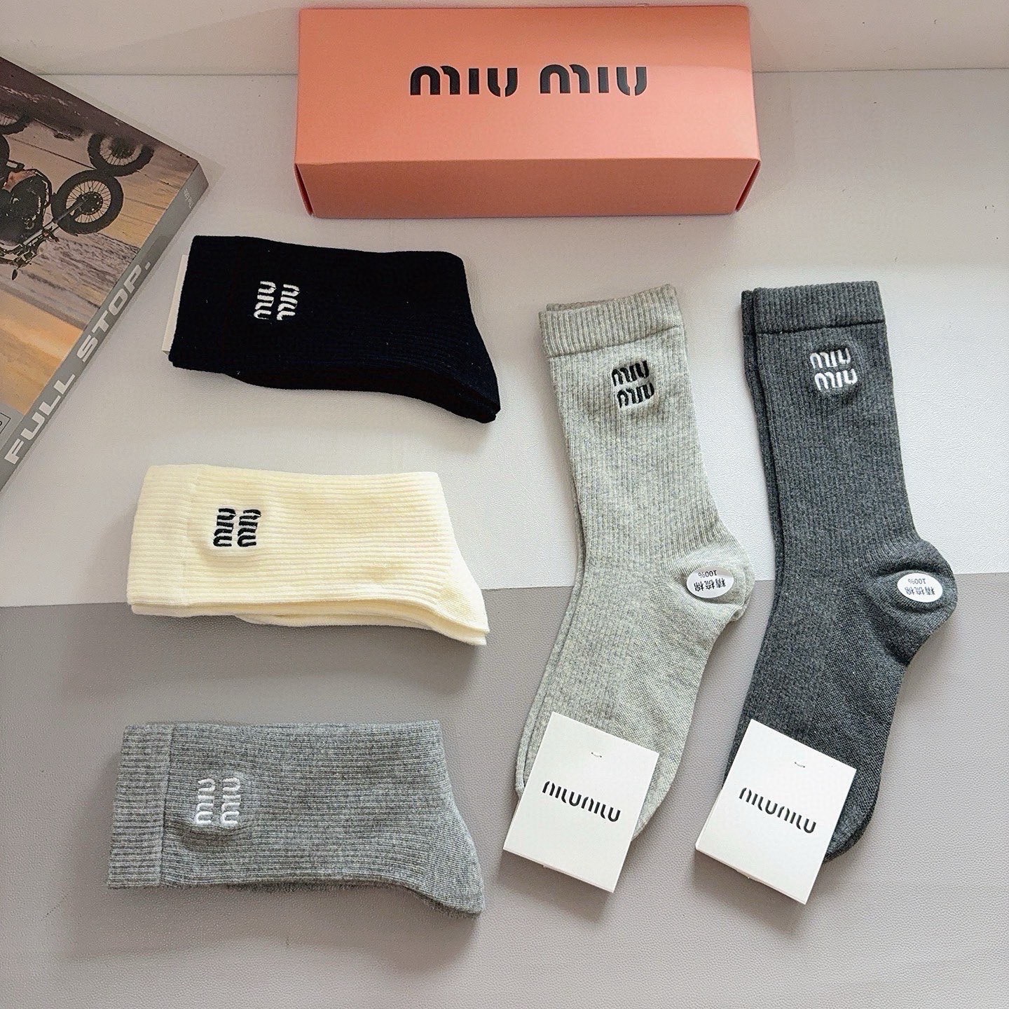 配包装（一盒5双） miumiu 缪缪 新款长筒刺绣纯棉面料，专柜同步长筒袜子，💛大牌出街，潮人必备🔥超好搭配！