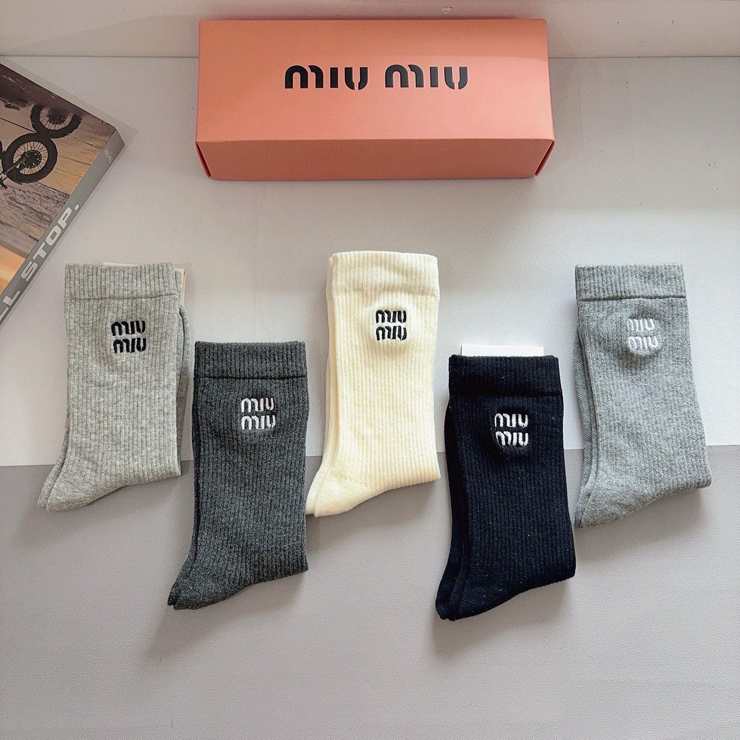 配包装（一盒5双） miumiu 缪缪 新款长筒刺绣纯棉面料，专柜同步长筒袜子，💛大牌出街，潮人必备🔥超好搭配！