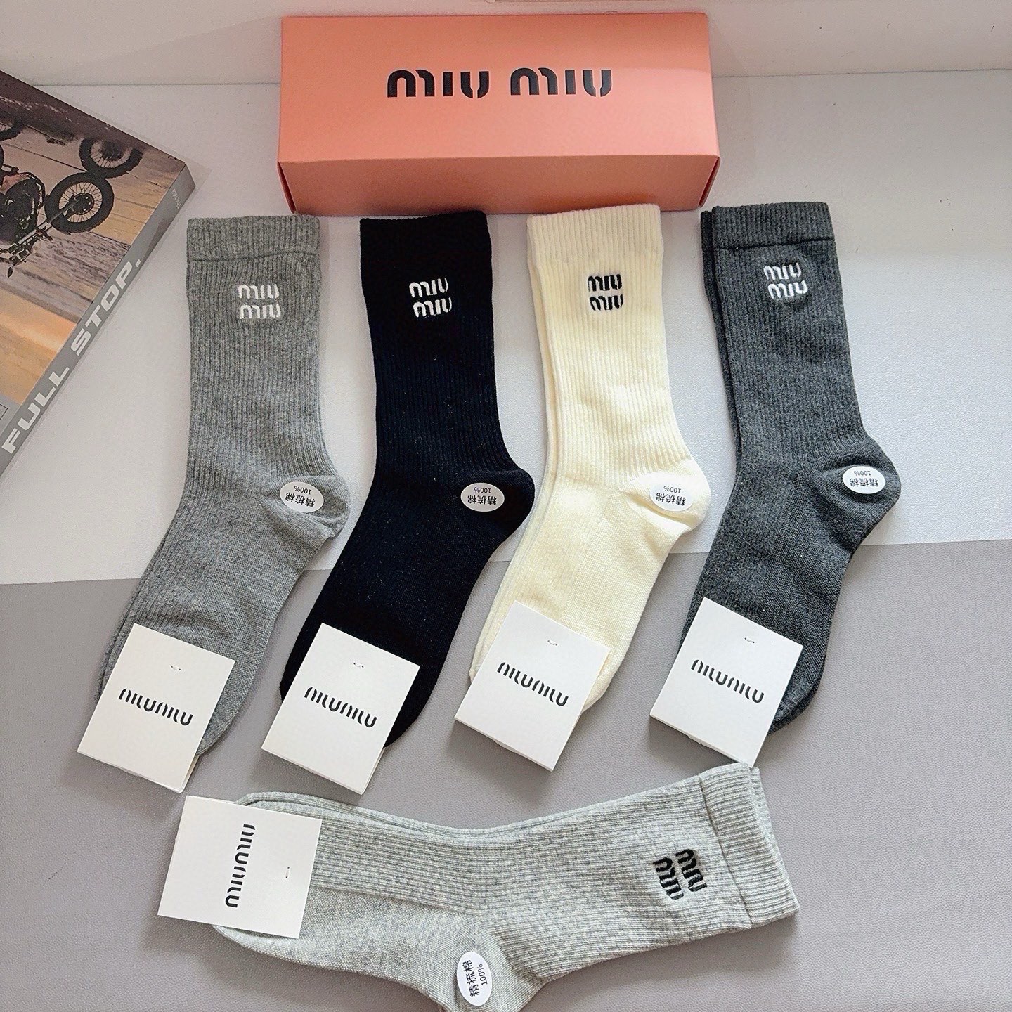 配包装（一盒5双） miumiu 缪缪 新款长筒刺绣纯棉面料，专柜同步长筒袜子，💛大牌出街，潮人必备🔥超好搭配！