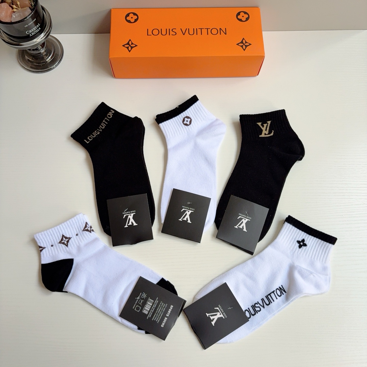 配包装（一盒5双）  🌟 LV 路易威登 超火男款袜子 纯棉面料，经典字母logo船袜，个性时尚百搭款！