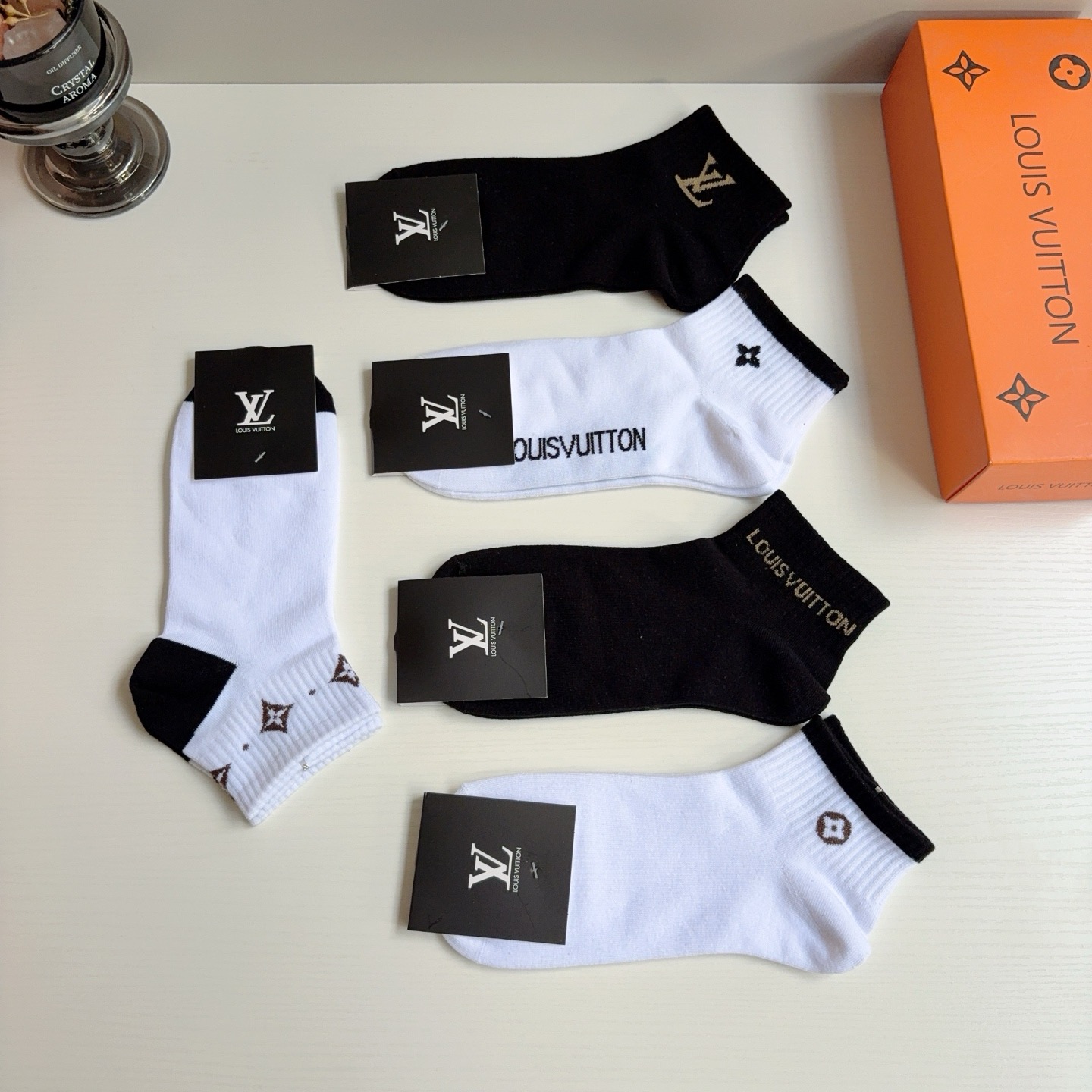 配包装（一盒5双）  🌟 LV 路易威登 超火男款袜子 纯棉面料，经典字母logo船袜，个性时尚百搭款！