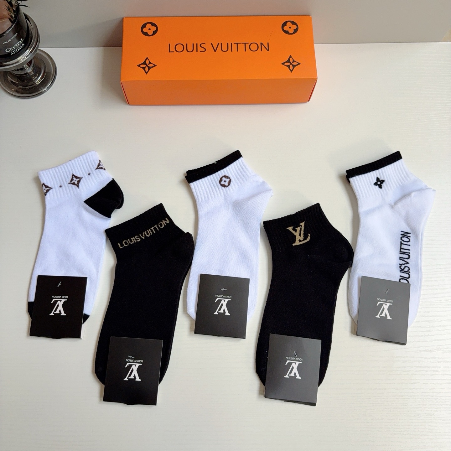 配包装（一盒5双）  🌟 LV 路易威登 超火男款袜子 纯棉面料，经典字母logo船袜，个性时尚百搭款！