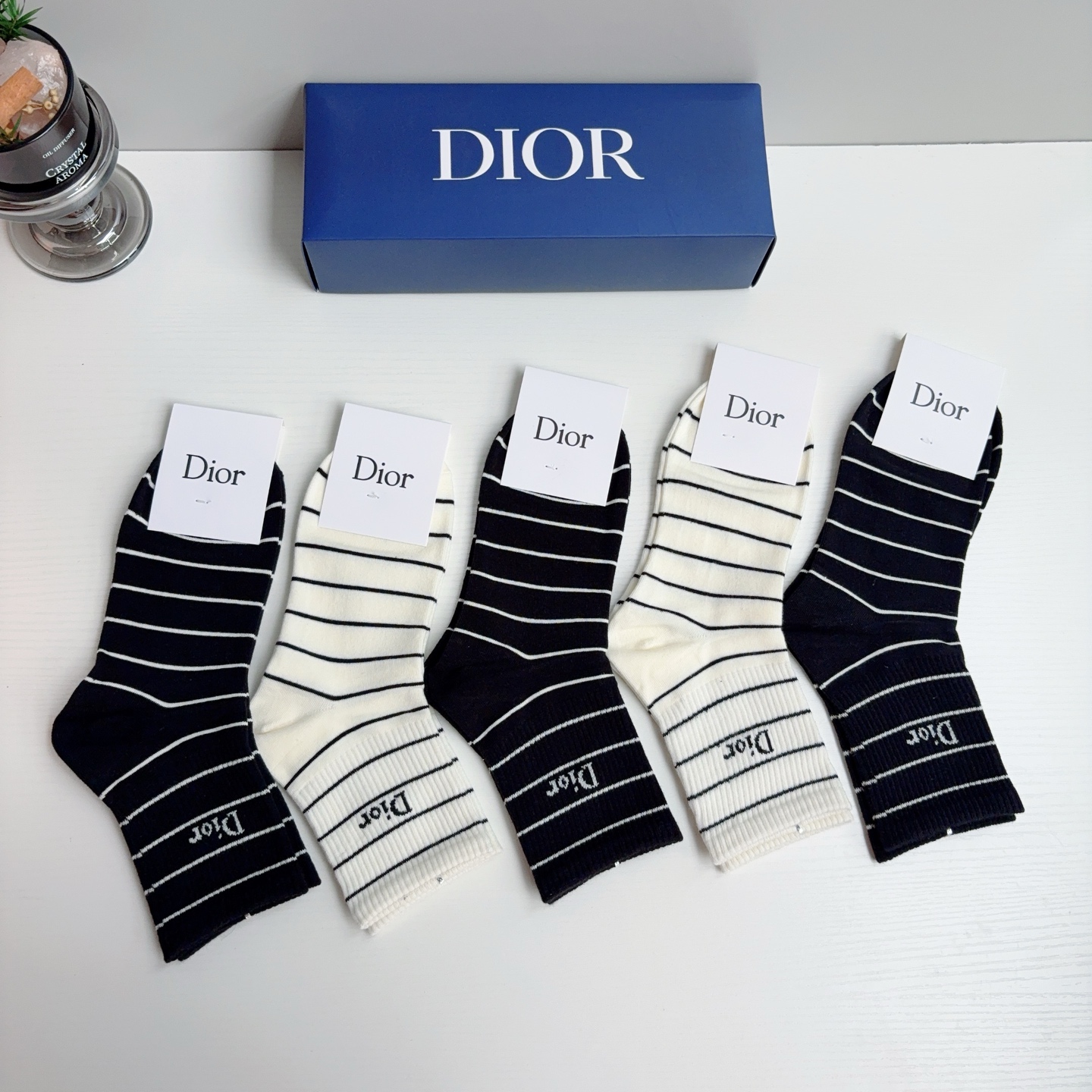 配包装（一盒5双）  Dior 迪奥 新款中筒袜子！纯棉面料，火爆Ｄ图案，专柜同步袜 💛大牌出街，潮人必备🔥超好搭
