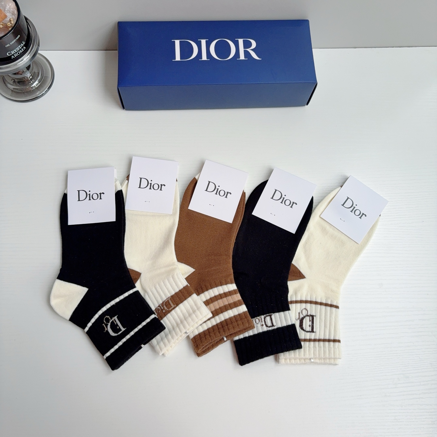 配包装（一盒5双） Dior 迪奥 新款字母中筒袜子！爆款字母专柜同步中筒袜，💛大牌出街，潮人必备🔥超好搭