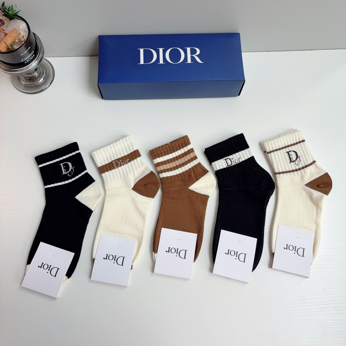 配包装（一盒5双） Dior 迪奥 新款字母中筒袜子！爆款字母专柜同步中筒袜，💛大牌出街，潮人必备🔥超好搭
