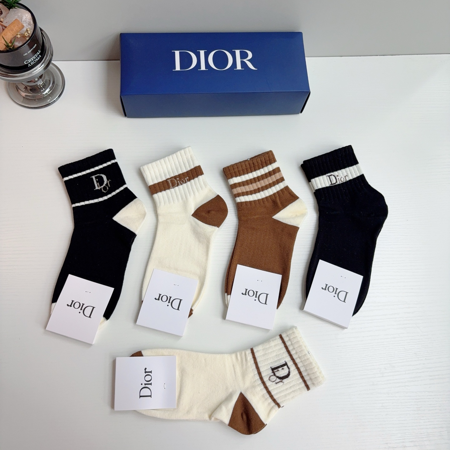 配包装（一盒5双） Dior 迪奥 新款字母中筒袜子！爆款字母专柜同步中筒袜，💛大牌出街，潮人必备🔥超好搭