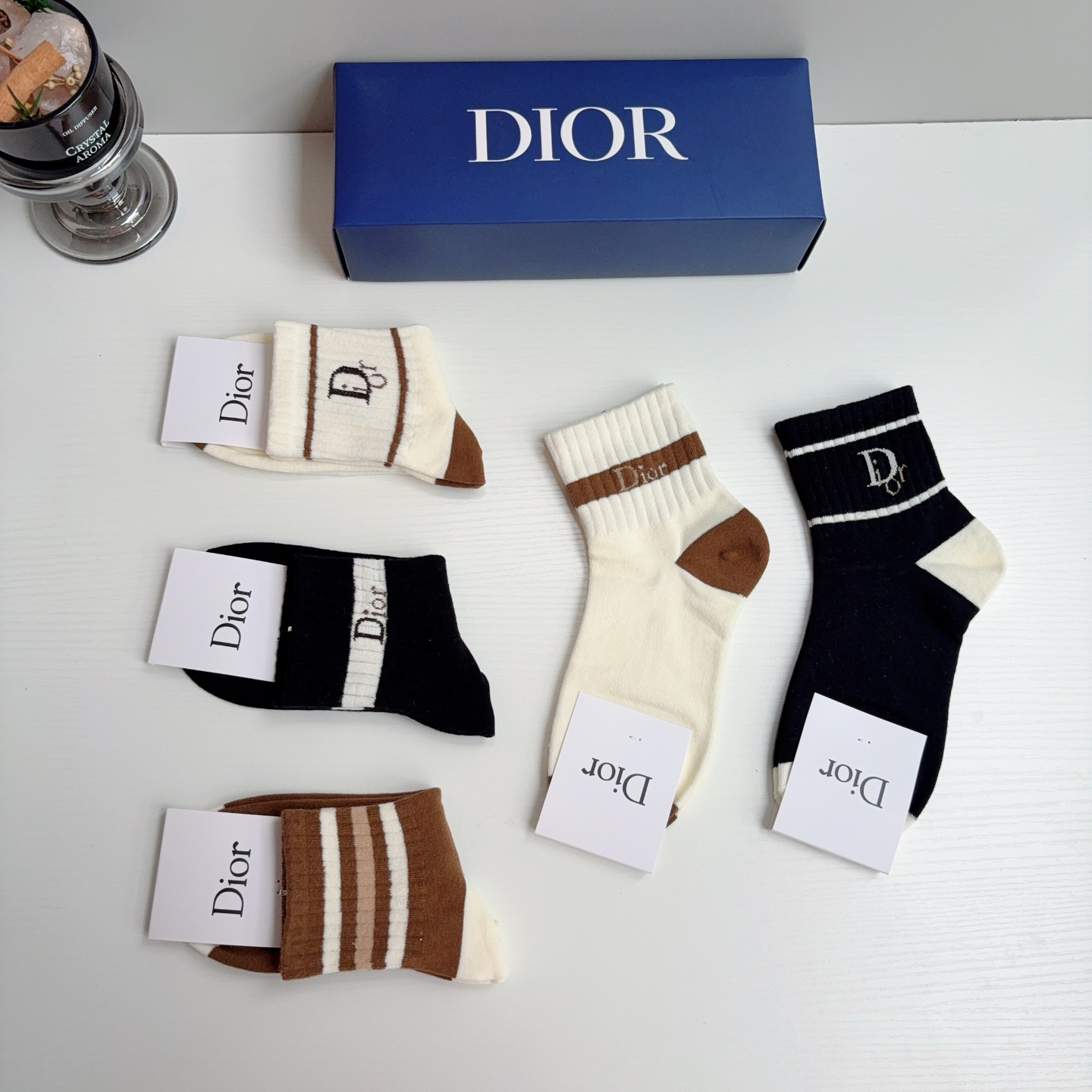 配包装（一盒5双） Dior 迪奥 新款字母中筒袜子！爆款字母专柜同步中筒袜，💛大牌出街，潮人必备🔥超好搭