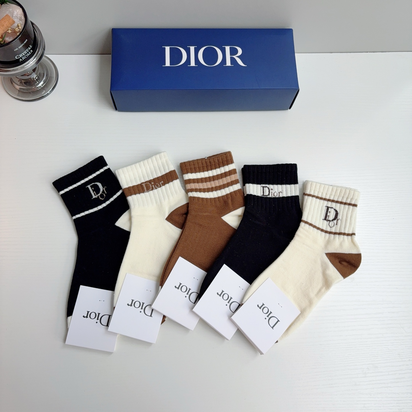 配包装（一盒5双） Dior 迪奥 新款字母中筒袜子！爆款字母专柜同步中筒袜，💛大牌出街，潮人必备🔥超好搭
