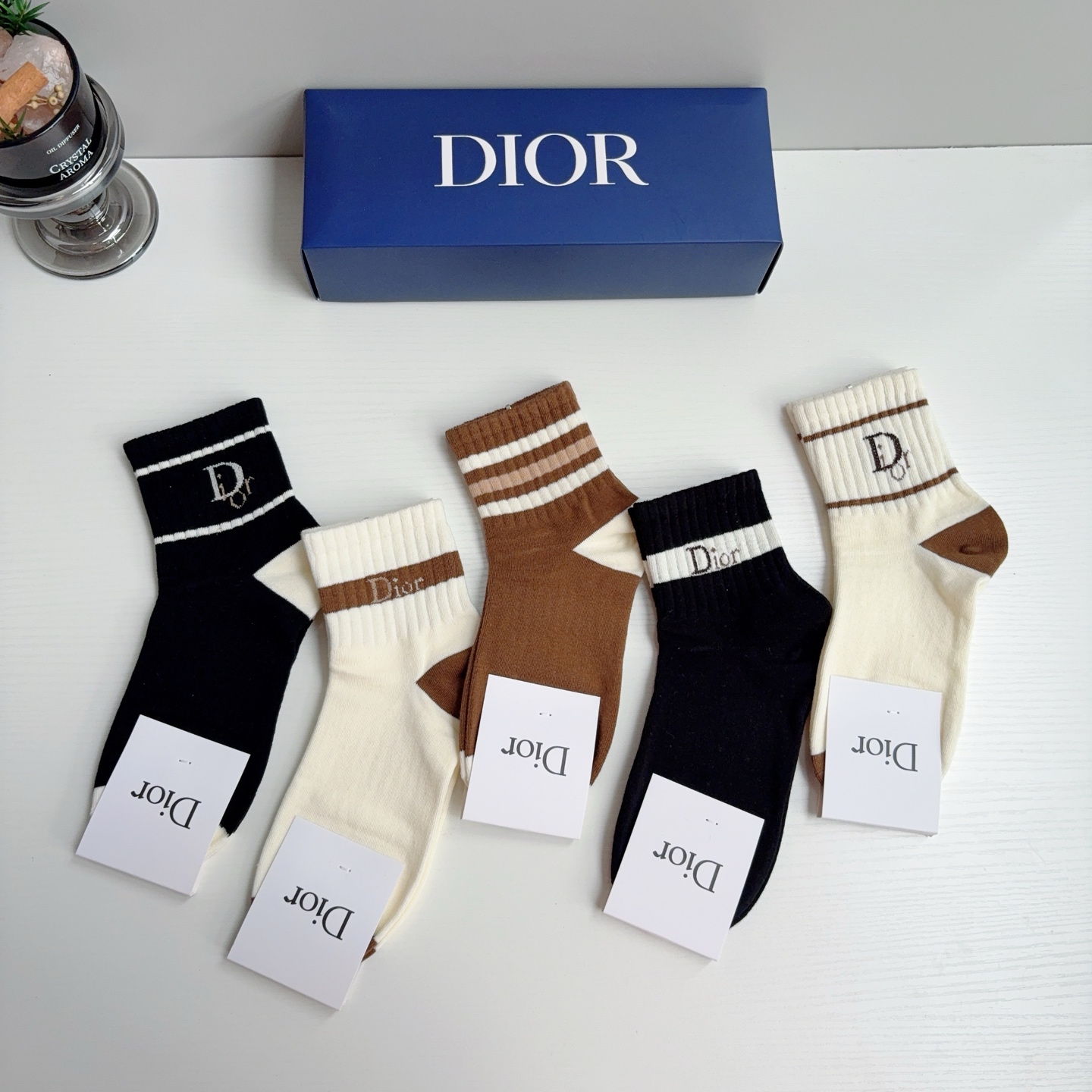 配包装（一盒5双） Dior 迪奥 新款字母中筒袜子！爆款字母专柜同步中筒袜，💛大牌出街，潮人必备🔥超好搭