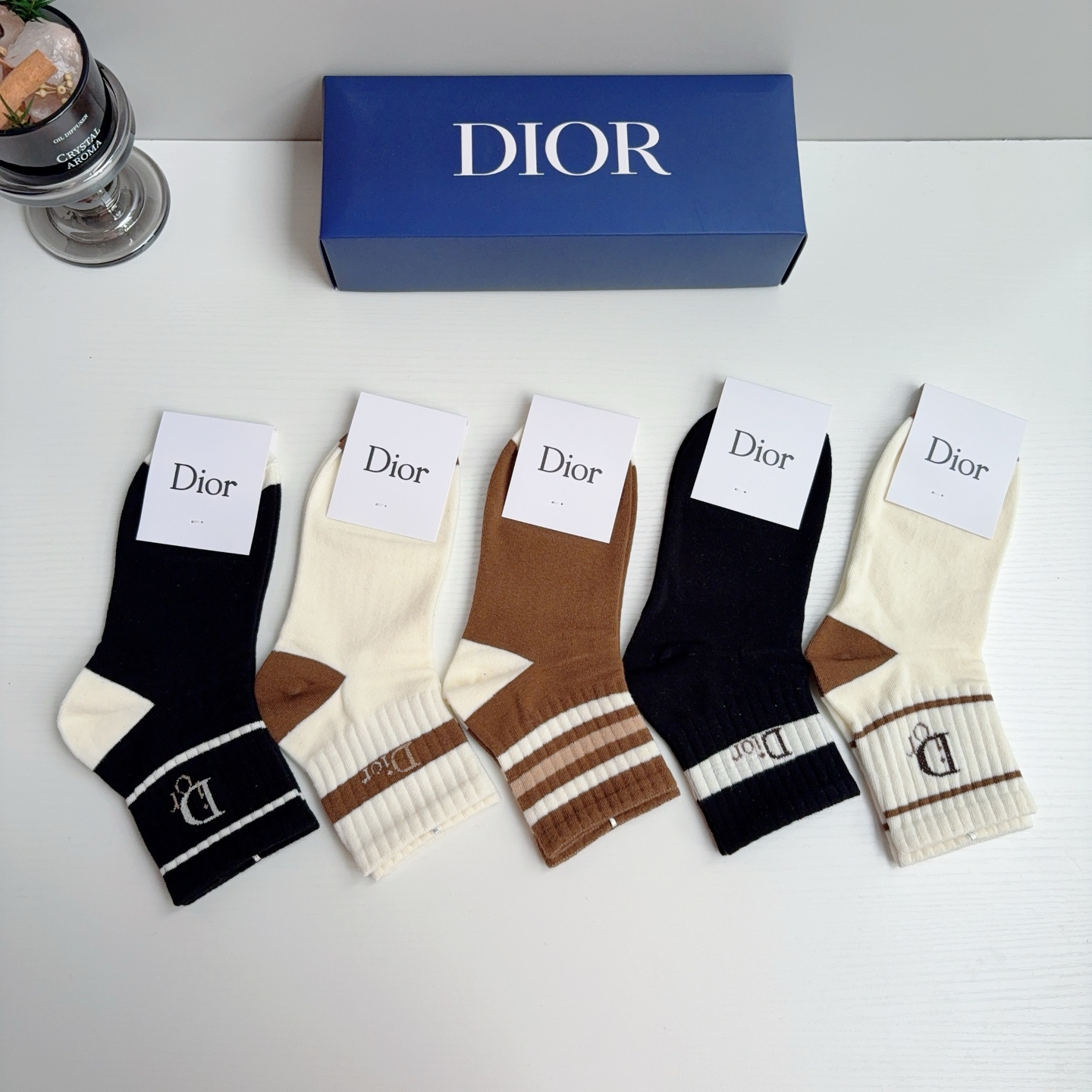 配包装（一盒5双） Dior 迪奥 新款字母中筒袜子！爆款字母专柜同步中筒袜，💛大牌出街，潮人必备🔥超好搭