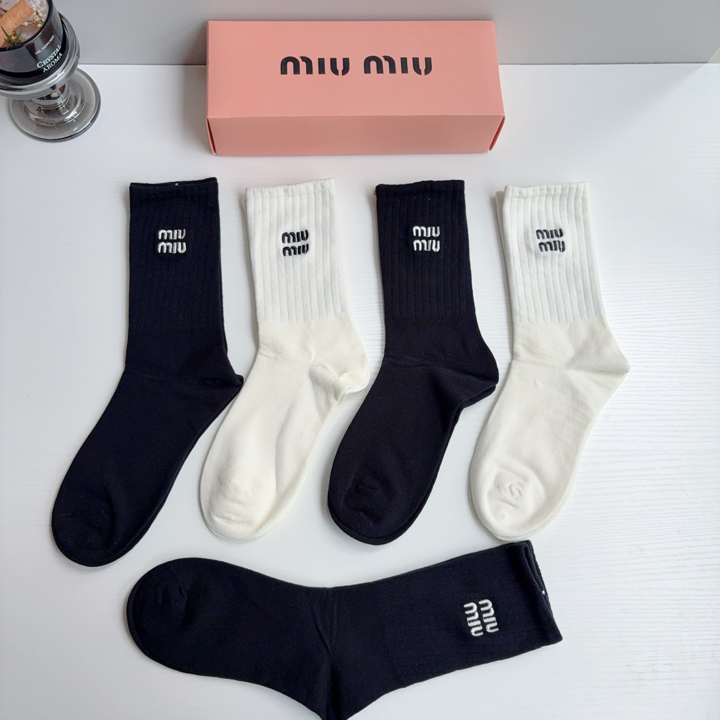 配包装（一盒5双） miumiu 缪缪 新款长筒刺绣纯棉面料，专柜同步长筒袜子，💛大牌出街，潮人必备🔥超好搭配！