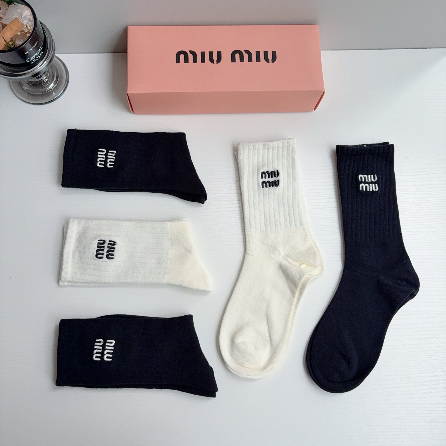 配包装（一盒5双） miumiu 缪缪 新款长筒刺绣纯棉面料，专柜同步长筒袜子，💛大牌出街，潮人必备🔥超好搭配！