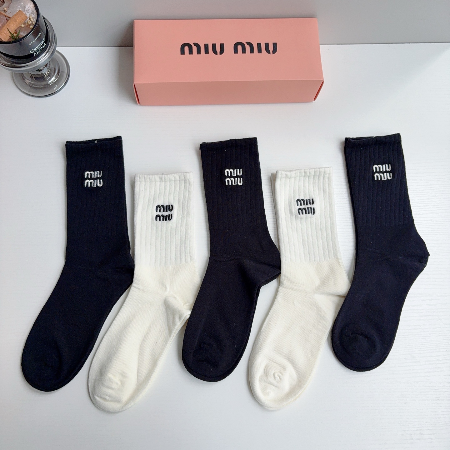 配包装（一盒5双） miumiu 缪缪 新款长筒刺绣纯棉面料，专柜同步长筒袜子，💛大牌出街，潮人必备🔥超好搭配！