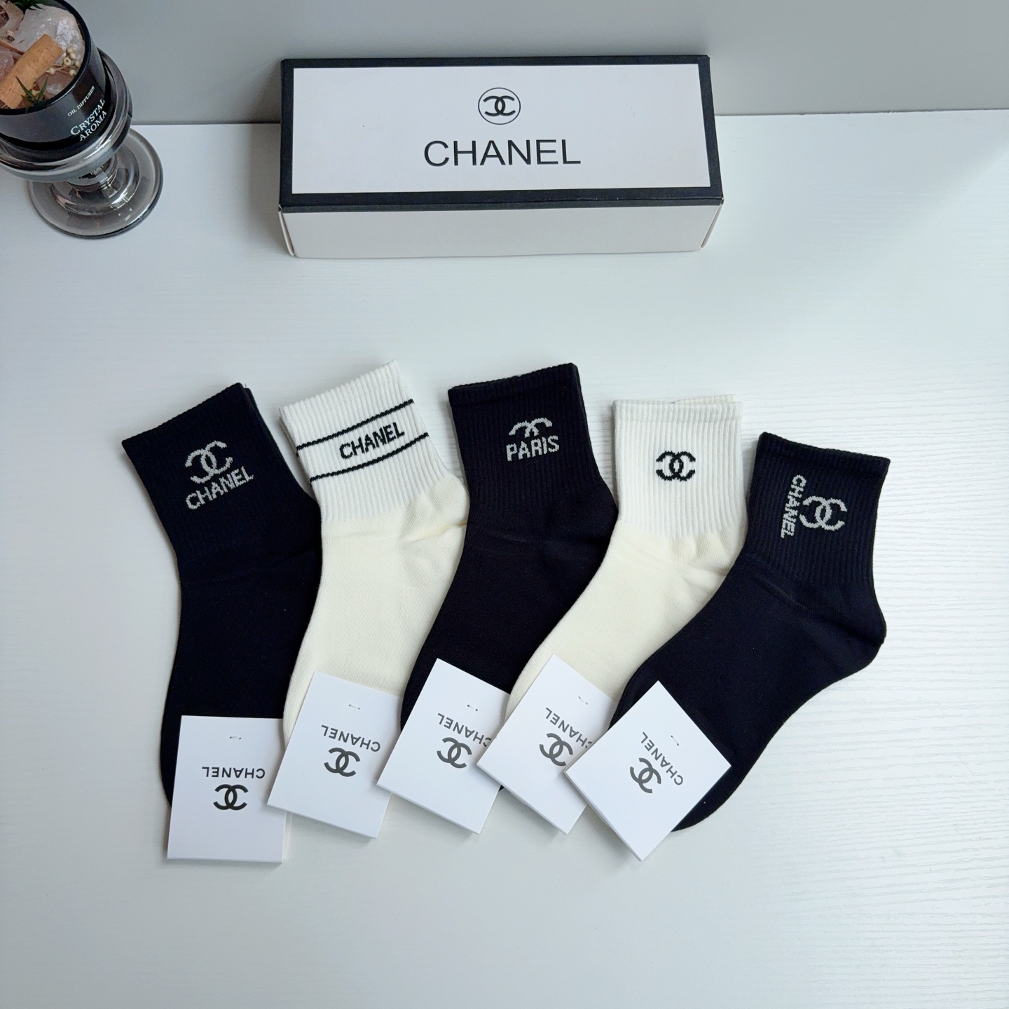 配包装(一盒5双) CHANEL 香奈儿经典中筒袜子、纯棉材质柔软,经典双C图案logo! 配包装(一盒5双) CHANEL 香奈儿经典中筒袜子、纯棉材质柔软,经典双C图案logo!