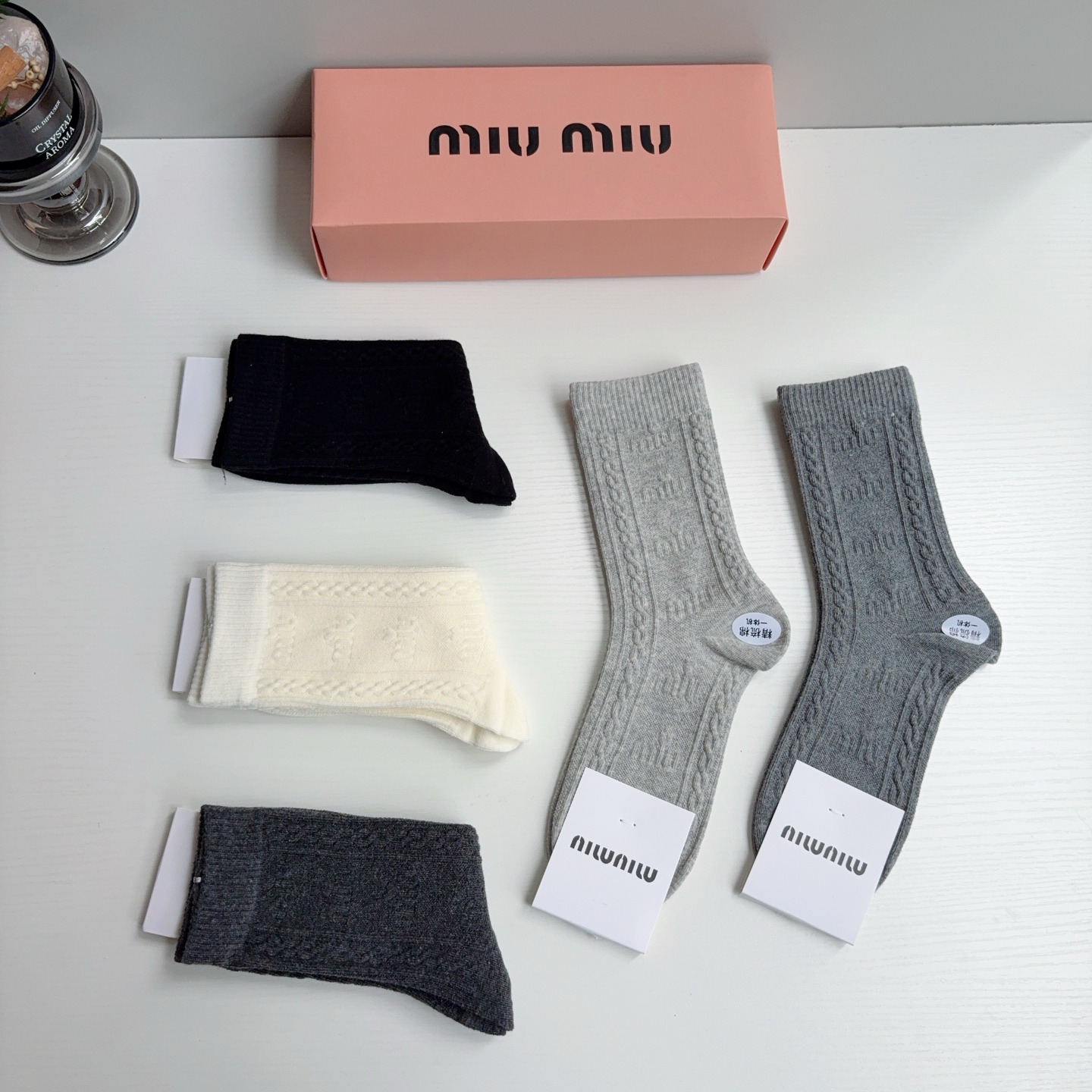 配包装【一盒五双】 miumiu 缪缪 新款浮雕logo长筒袜🔥🌟潮人必不能少的专柜代购品质长筒袜子 ，超级百搭款