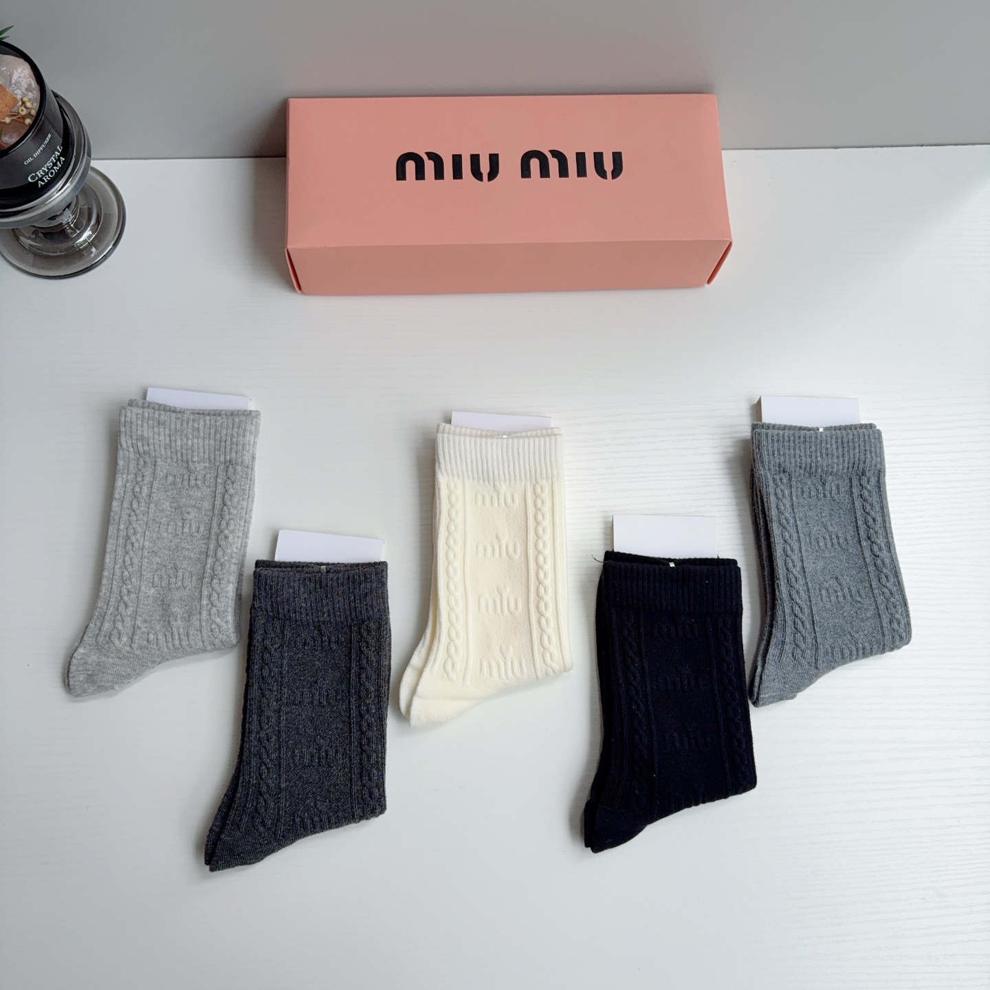 配包装【一盒五双】 miumiu 缪缪 新款浮雕logo长筒袜🔥🌟潮人必不能少的专柜代购品质长筒袜子 ，超级百搭款