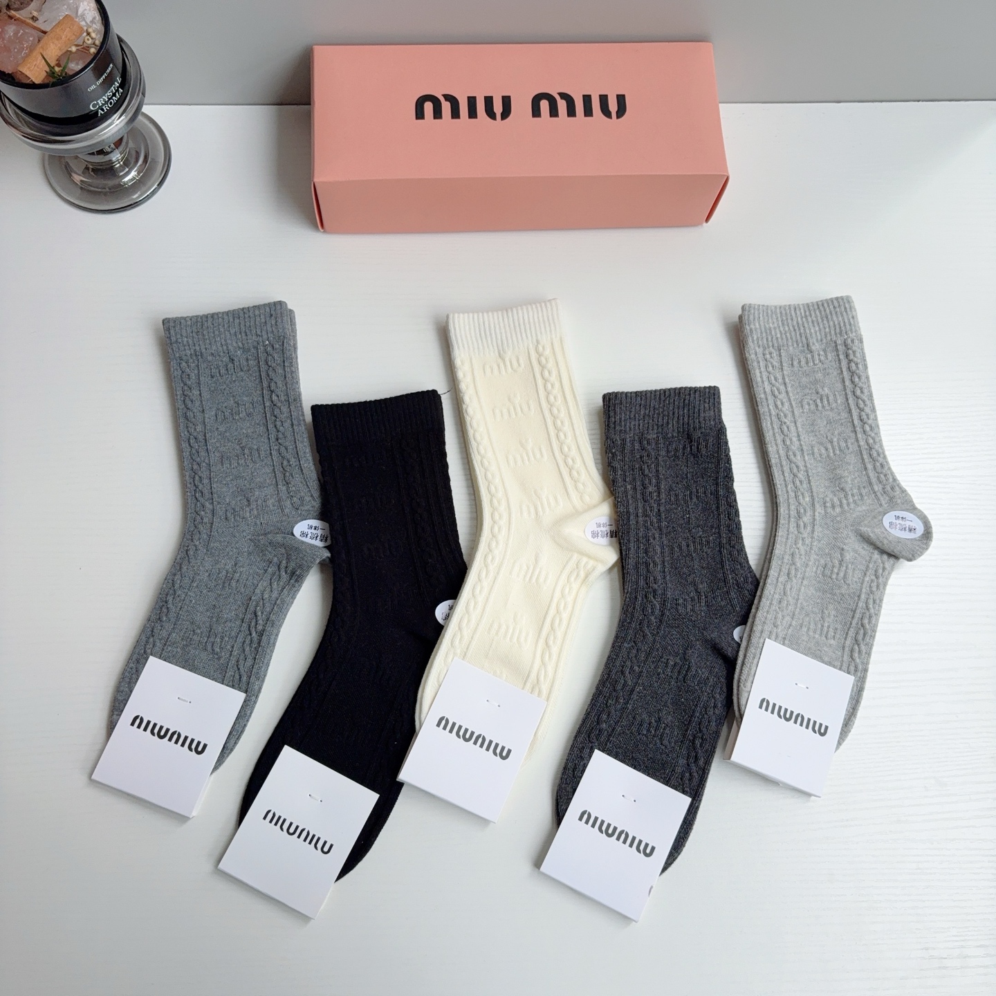 配包装【一盒五双】 miumiu 缪缪 新款浮雕logo长筒袜🔥🌟潮人必不能少的专柜代购品质长筒袜子 ，超级百搭款