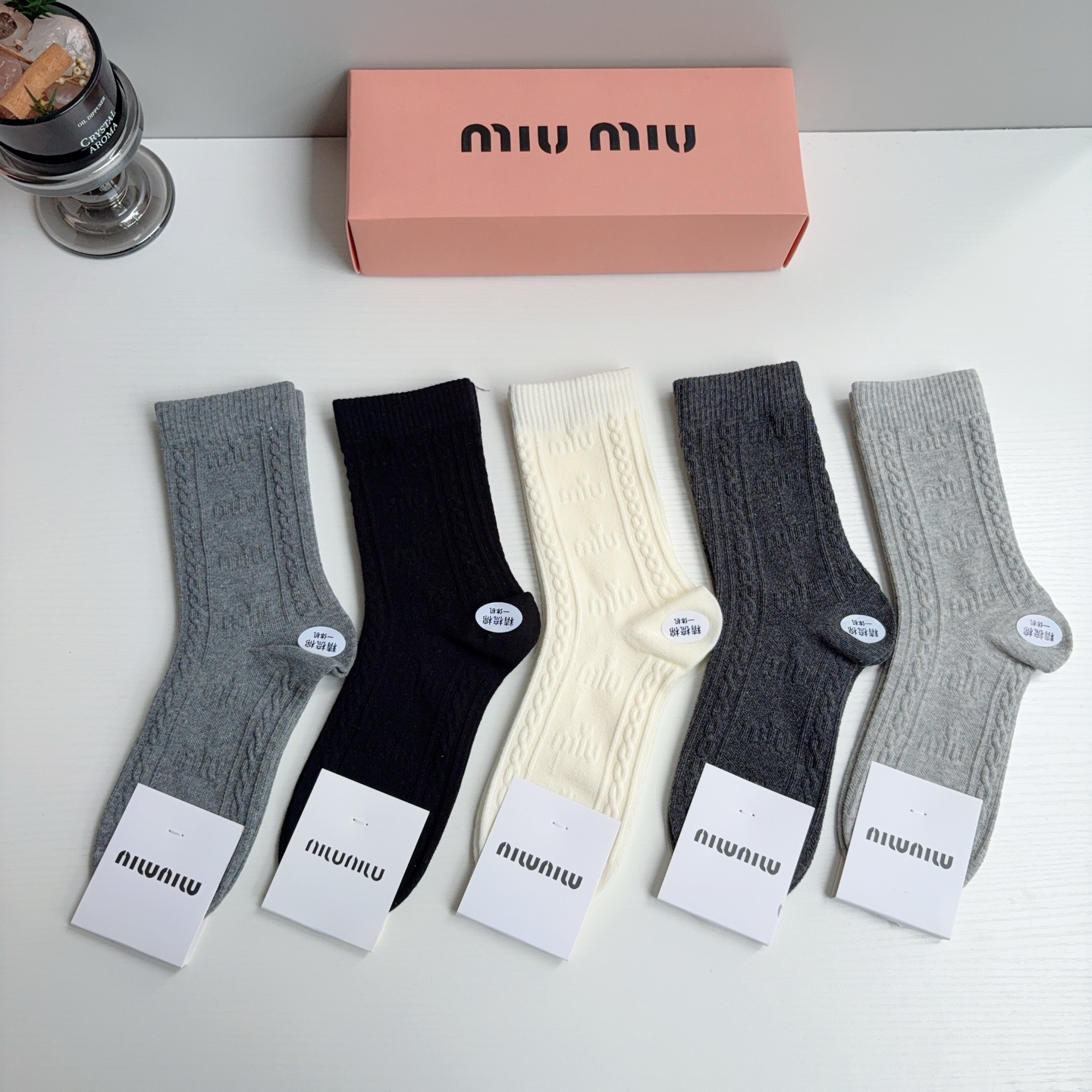 配包装【一盒五双】 miumiu 缪缪 新款浮雕logo长筒袜🔥🌟潮人必不能少的专柜代购品质长筒袜子 ，超级百搭款